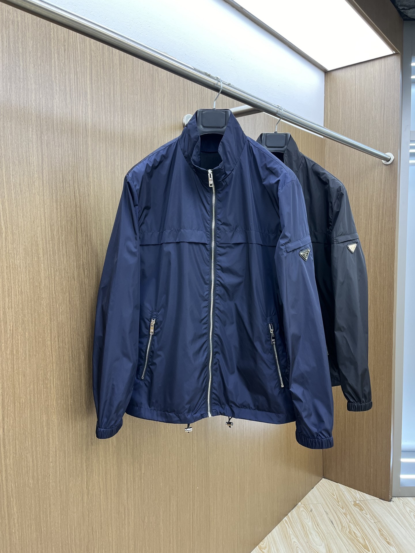 NO:137044,PD SS early spring new jacket, synchronized on the official website, original customized polyester fabric, full of fashion and trendy, simple and not simple design, original hardware and accessories, trendy and fashionable high-end people must leave the version!  Number of codes: M-3XL A26 complete three-standard color black blue,, jackets & coats, jackets & coats, alexander wang19860909PD SS早春新款夹克外套,官网同步,原版订制聚酯纤维面料 时尚潮流感十足,简约不简单的设计,原厂五金辅料,潮流时尚高档人士必留版！ 码数:M-3XL A26三标齐全 颜色黑色 蓝色,,jackets & coats,jackets & coats,alexander wang,Men's clothing