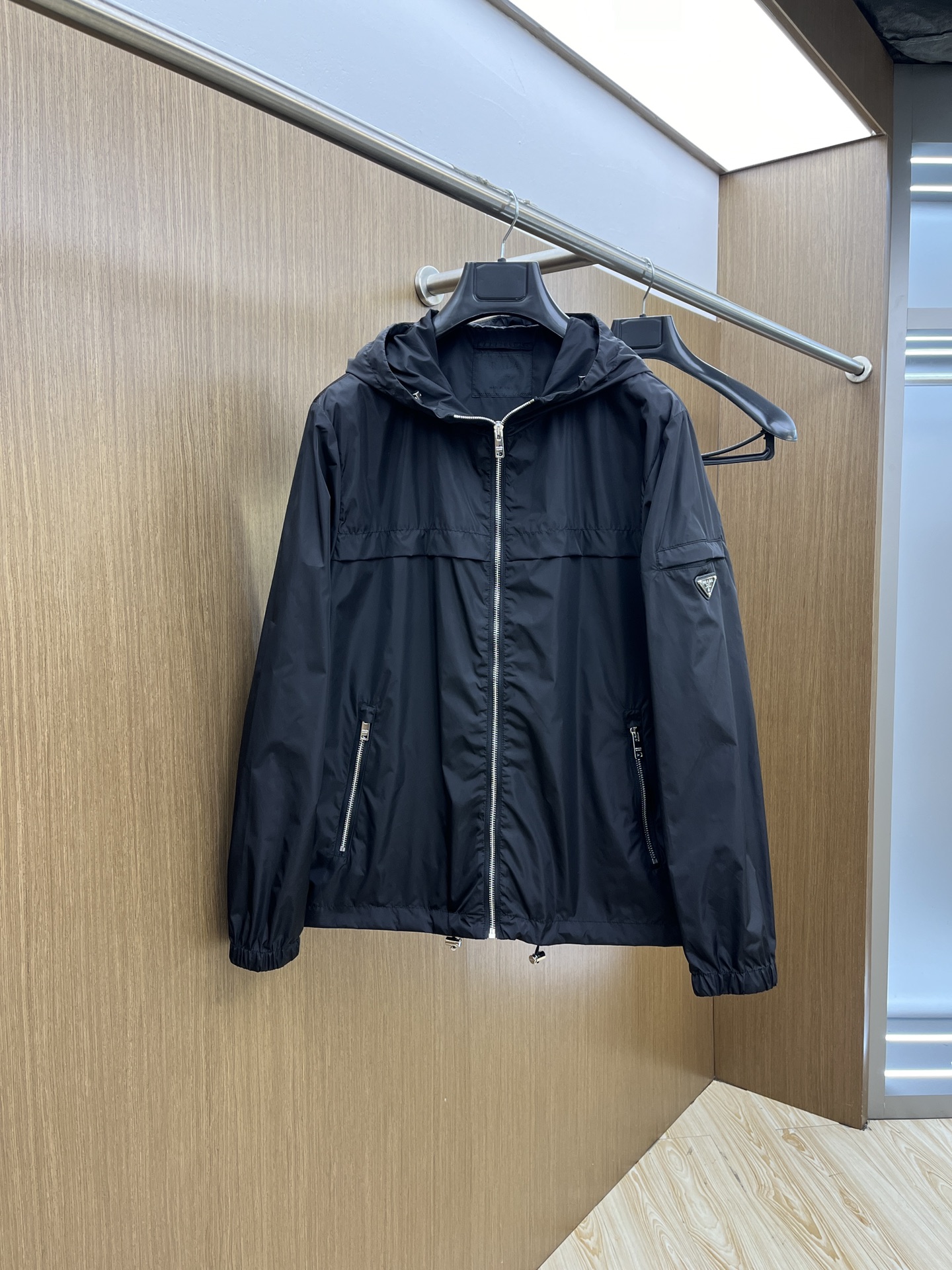 NO:137047,PD SS early spring new jacket, synchronized on the official website, original customized polyester fabric, full of fashion and trendy, simple and not simple design, original hardware and accessories, trendy and fashionable high-end people must leave the version!  Number of codes: M-3XL A26 three-standard complete color black, jackets & coats, jackets & coats, alexander wang19860909PD SS早春新款夹克外套,官网同步,原版订制聚酯纤维面料 时尚潮流感十足,简约不简单的设计,原厂五金辅料,潮流时尚高档人士必留版！ 码数:M-3XL A26三标齐全 颜色黑色,,jackets & coats,jackets & coats,alexander wang,Men's clothing