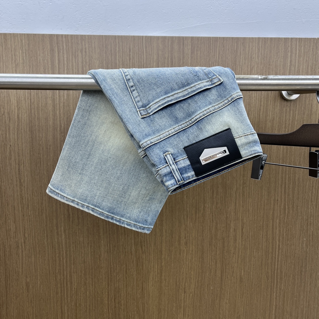 NO:133989,CD High-end customization 25ss Spring and Summer New Style Men's Small Straight Original Single Denim Shorts Early Spring New Style is super soft, elastic fabric, complex craftsmanship superimposed. Any washing step lasts for a few seconds and will become a completely different color effect, so it is more precious, especially long-lasting and taste-resistant... Choose the best tannin elastic texture, genuine leather leather cards, high-quality metal accessories... to create a unique and original jeans style!  Original hardware and accessories, super positive style, comfortable and breathable, extremely high grade, XD counter quality, full of handsome upper body. Number of 29-38 without 35 37, shorts, jeans, alexander wang19860909CD 高端定制 25ss春夏新款 男士小直筒原单 牛仔短裤 早春新款超柔软,弹力面料,复杂的手工艺叠加,任何一个洗水环节多停留几秒都会变成完全不一样的颜色效果,所以越加珍贵,特别持久、耐味…… 选用上乘的丹宁弹力质感,真皮皮牌、高定的金属辅料……打造出独特及原创的牛仔裤款型！原版五金辅料,版型超正,舒适透气,档次极高,XD专柜品质,上身帅气十足. 码数29-38无35 37,,shorts,jeans,alexander wang,Men's clothing