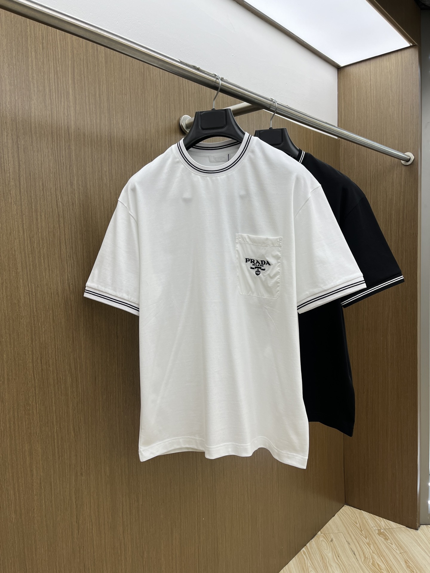 NO:510726,New PD high-end customization 2025 spring and summer new first-time counter latest short-sleeved round-neck T-shirt high-end customization design avant-garde and fashionable!  Brand logo heavy craft design, high-end customized mercerated cloud cotton fabric, soft feel, comfortable to wear, exquisite counter-level car line, fine workmanship, invincible and handsome upper body effect!  A must-have item for handsome men!  Color black white bld code number M-3XL, T-shirt,tees,t-shirt,alexander wang19860909新款 PD 高端定制 2025春夏新款首发专柜最新款短袖圆领T恤 高端订制 设计前卫时尚！品牌logo重工艺设计 高端定制丝光云朵棉面料.手感柔软.穿着舒适.专柜级别精致车线.做工精细.上身效果无敌帅气！型男必备单品！ 颜色黑色 白色 bld码数M-3XL,,T-shirt,tees，t-shirt,alexander wang,Men's clothing