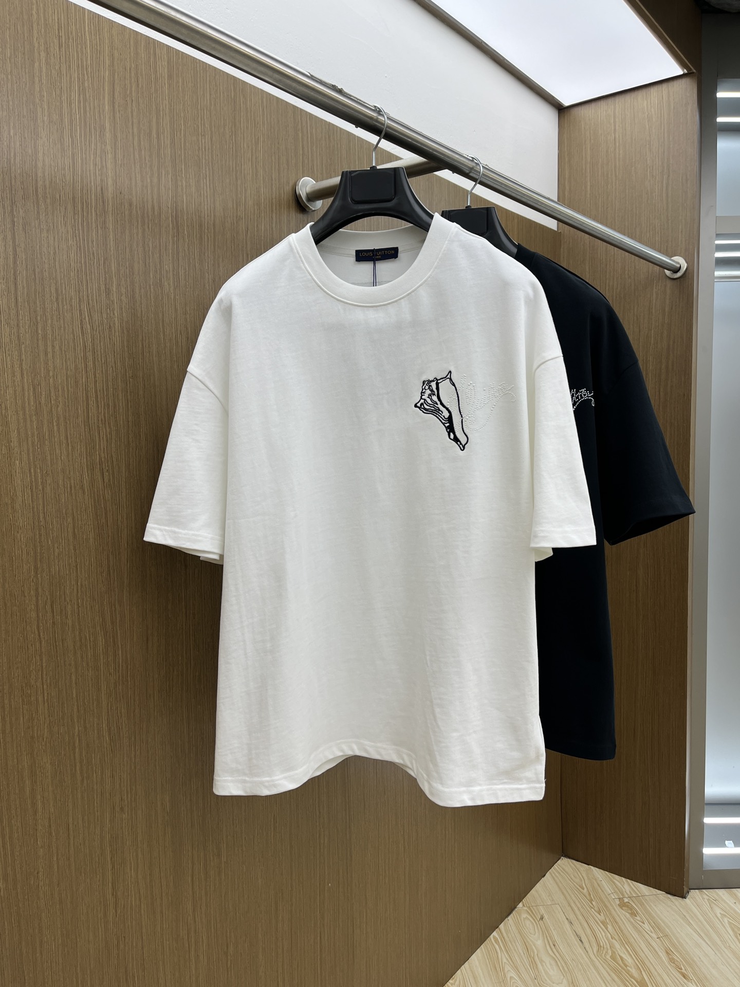 NO:463475,New LV ss summer clothing products, on sale in counters, the latest series of pattern logos, short-sleeved T-shirts, everyone must have one piece of it!  Imported top combed cotton fabric is extremely skin-friendly and comfortable. It is very delicate to touch, has a good texture, and perfectly reflects the three-dimensional feeling. It is in line with the brand's consistent design style. It is a very good overall style. It is completely fine to wear it in one piece. Size S-XL OS version. It is recommended to place an order. Height and weight. The same style as men and women. A33. Two colors are recommended. Black and white., louis vuitton, T-shirt,tees, t-shirt,alexander wang.19860909LV ss夏装新品 专柜在售 最新系列图案logo短袖T恤 必须人手一件的节奏！ 进口顶极精梳棉面料,极为亲肤舒适 摸上去非常的细腻,质感很好,完美体现立体感 符合品牌一贯设计风格,整体非常不错的一款,内搭单穿都完全没问题 尺码S-XL OS版 下单建议报身高体重 男女同款a33 两色推荐 黑色 白色,,louis vuitton,T-shirt,tees，t-shirt,alexander wang,Men's clothing