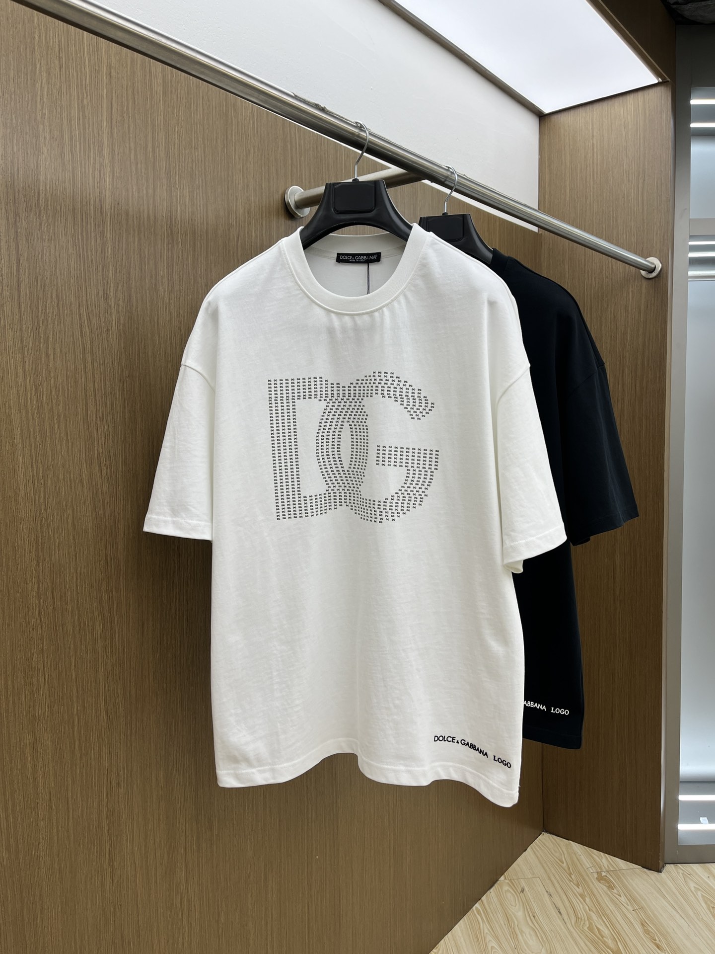 NO:463479,DG ss summer clothing new products, on sale in counter, the latest series of pattern logo short-sleeved T-shirts, the rhythm of each person having to hand in one piece!  Imported top-extreme combed cotton fabric is extremely skin-friendly and comfortable. It is very delicate to touch, has a good texture, and perfectly reflects the three-dimensional feeling. It is in line with the brand's consistent design style. It is a very good overall style. It is completely fine to wear it in one piece. Size S-XL OS version. It is recommended to place an order. The same style as men and women. A33. Two colors are recommended. Black, white, T-shirt,tees, t-shirt,alexander wang.19860909DG ss夏装新品 专柜在售 最新系列图案logo短袖T恤 必须人手一件的节奏！ 进口顶极精梳棉面料,极为亲肤舒适 摸上去非常的细腻,质感很好,完美体现立体感 符合品牌一贯设计风格,整体非常不错的一款,内搭单穿都完全没问题 尺码S-XL OS版 下单建议报身高体重 男女同款a33 两色推荐 黑色 白色,,T-shirt,tees，t-shirt,alexander wang,Men's clothing