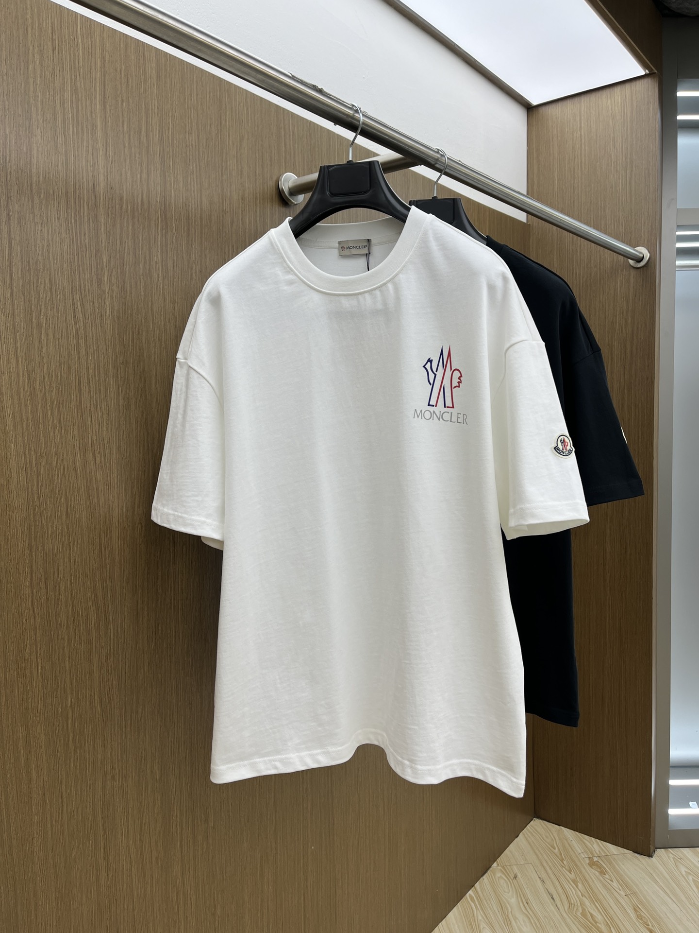 NO:463487,Monss summer clothing new products, on sale in counter, the latest series of pattern logo short-sleeved T-shirts, the rhythm of each person having to hand in one piece!  Imported top-extreme combed cotton fabric is extremely skin-friendly and comfortable. It feels very delicate to the touch, has a good texture, and perfectly reflects the three-dimensional feeling. It is in line with the brand's consistent design style. It is a very good overall style. It is completely fine to wear it in one piece. Size S-XL OS version. It is recommended to place an order. The same style as men and women. A33. Two colors are recommended. Black. White. T-shirt,tees. T-shirt,alexander wang.19860909Mon ss夏装新品 专柜在售 最新系列图案logo短袖T恤 必须人手一件的节奏！ 进口顶极精梳棉面料,极为亲肤舒适 摸上去非常的细腻,质感很好,完美体现立体感 符合品牌一贯设计风格,整体非常不错的一款,内搭单穿都完全没问题 尺码S-XL OS版 下单建议报身高体重 男女同款a33 两色推荐 黑色 白色,,T-shirt,tees，t-shirt,alexander wang,Men's clothing