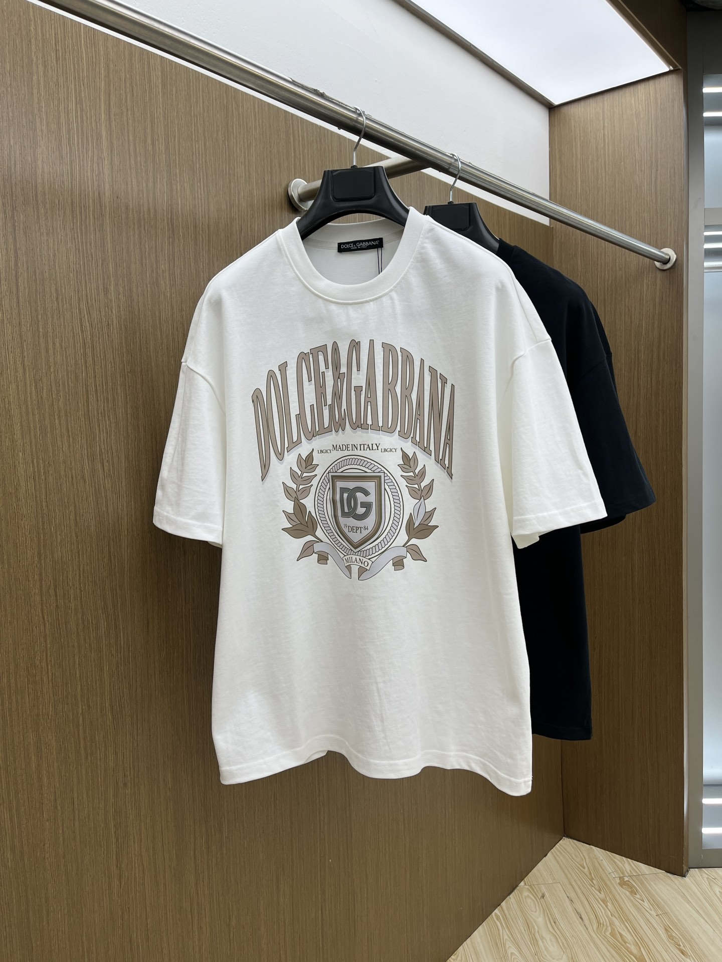 NO:463501,DG ss summer clothing new products, on sale in counter, the latest series of pattern logo short-sleeved T-shirts, the rhythm of each person having to hand in one piece!  Imported top-extreme combed cotton fabric is extremely skin-friendly and comfortable. It feels very delicate to the touch, has a good texture, and perfectly reflects the three-dimensional feeling. It is in line with the brand's consistent design style. It is a very good overall style. It is completely fine to wear it in one piece. Size S-XL OS version. It is recommended to place an order. The same style as men and women. A33. Two colors are recommended. Black. White. T-shirt,tees. T-shirt,alexander wang.19860909DG ss夏装新品 专柜在售 最新系列图案logo短袖T恤 必须人手一件的节奏！ 进口顶极精梳棉面料,极为亲肤舒适 摸上去非常的细腻,质感很好,完美体现立体感 符合品牌一贯设计风格,整体非常不错的一款,内搭单穿都完全没问题 尺码S-XL OS版 下单建议报身高体重 男女同款a33 两色推荐 黑色 白色,,T-shirt,tees，t-shirt,alexander wang,Men's clothing