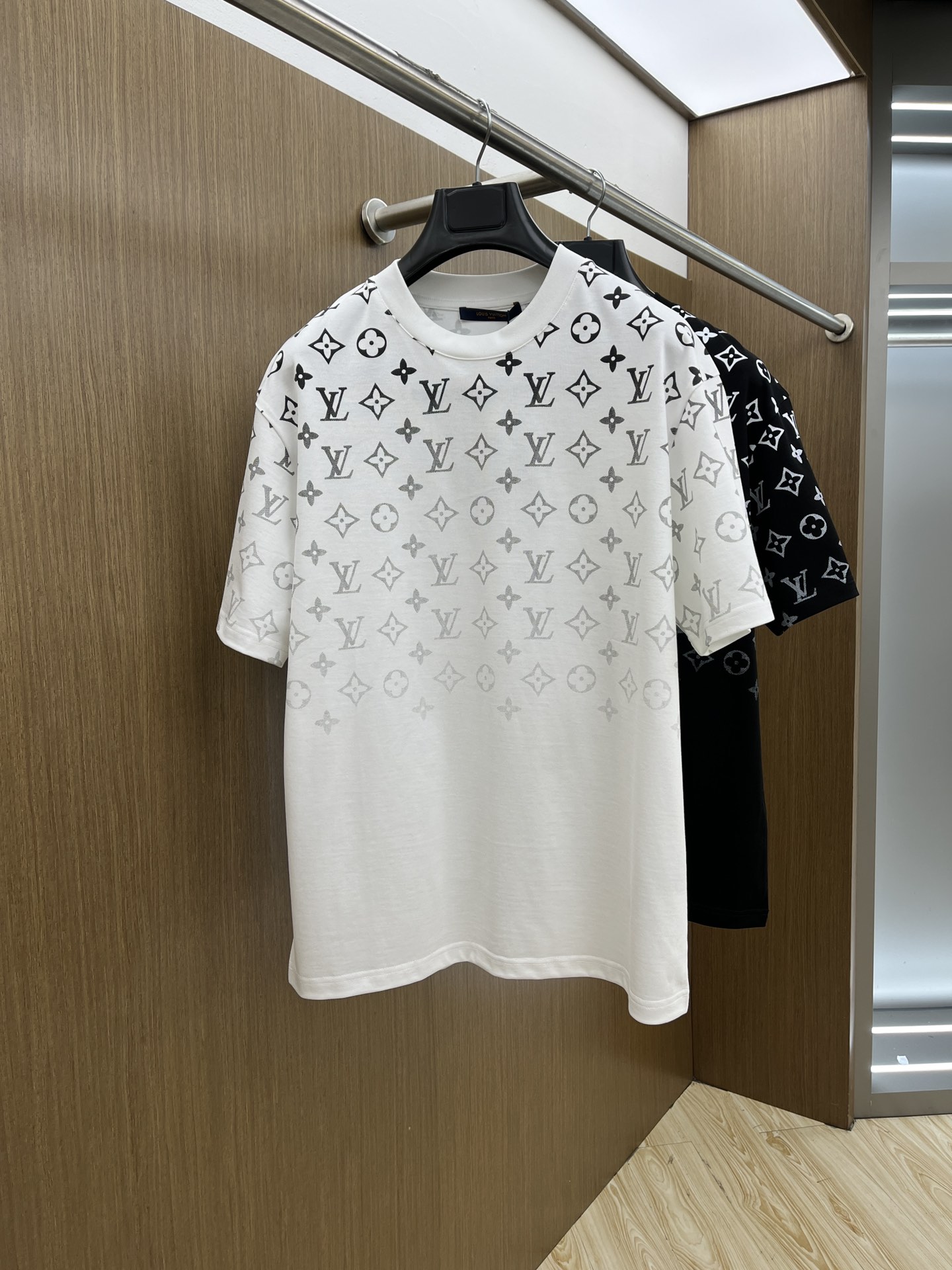 NO:411056,LV exclusive first launch 25 early spring new short-sleeved men's daily trip to close their eyes. High-end custom fabric short-sleeved T-shirts. The charm lies in creating a simple and luxurious fashion, and feel the unique temperament of the British style at will. The loose style shows a casual and casual style. Whether it is matched with jeans, casual pants, or skirts, bjj can show a unique personality. Three standards are complete. Size M-3xl,,louis vuitton, skirts, jeans, T-shirt,tees, t-shirt, alexander wang19860909LV 独家首发 25早春新款短袖 男士日常出门闭眼搭 高级定制面料短袖T恤 魅力在于创造了简约奢华感的时尚,随意搭配感受英式风格独特气质. 宽松的版型展现出休闲随意的风格,无论是搭配牛仔裤、休闲裤、还是裙子,bjj都能展现出独特的个性 三标齐全 尺码M-3xl,,louis vuitton,skirts,jeans,T-shirt,tees，t-shirt,alexander wang,Men's clothing