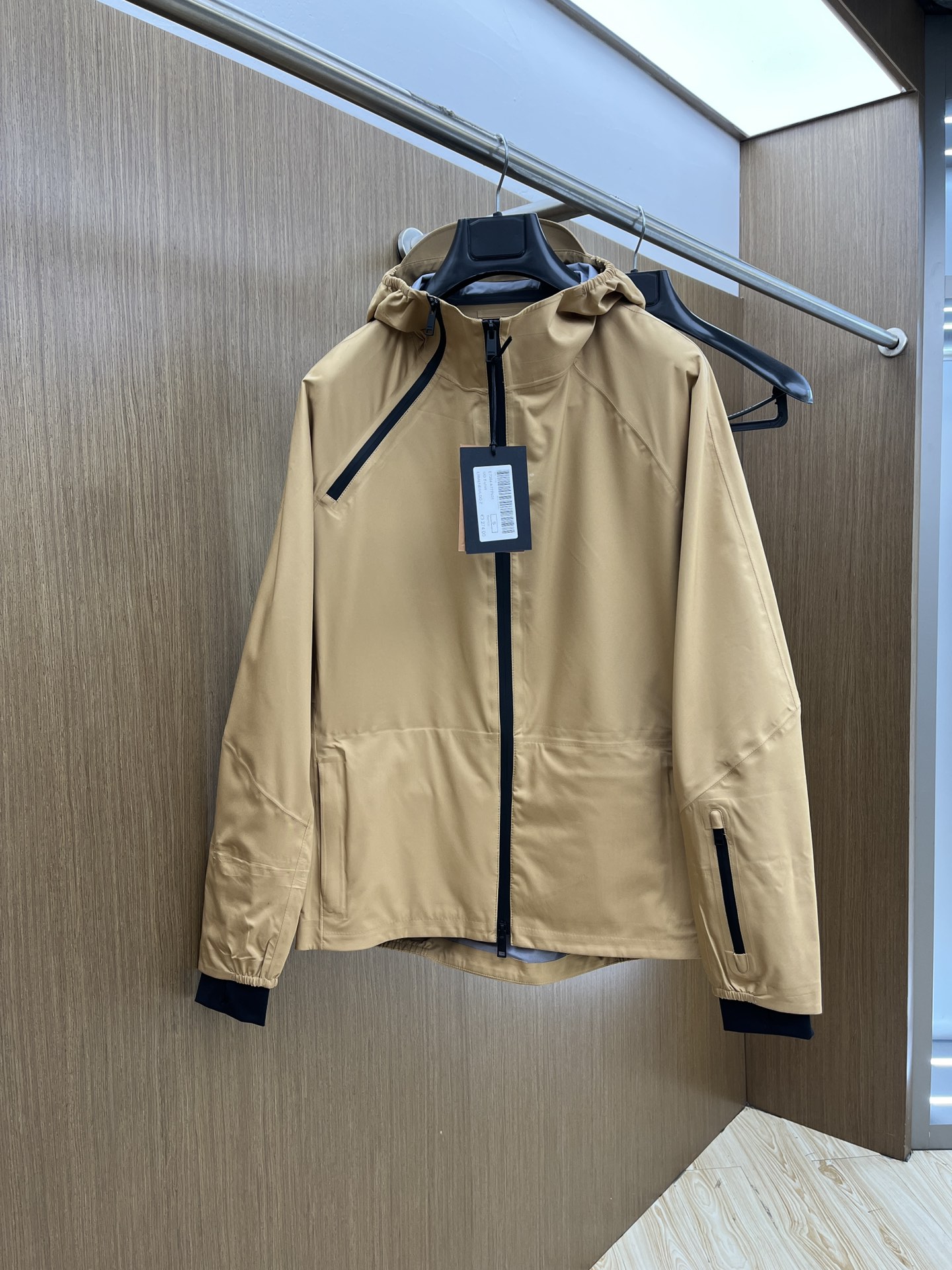 NO:458719,ZZ is the first to launch a new 2025 spring and summer men's jacket, fashionable and casual high-end version!  Customized fabrics for counters are breathable and comfortable, with impeccable details, and the brand element design concept reflects high quality. The feel is delicate and soft!  bjj presents casual cut, with a great upper body style!  S-XXL,,jackets & coats,jackets & coats,alexander wang19860909ZZ 高品质爆款首发 2025春夏新款男士夹克外套,时尚休闲高端版本！专柜定制面料 透气舒适度高,细节无可挑剔,品牌元素设计理念,体现高品质.手感细腻柔软！bjj呈现休闲裁剪,上身版型超赞！码数S-XXL,,jackets & coats,jackets & coats,alexander wang,Men's clothing