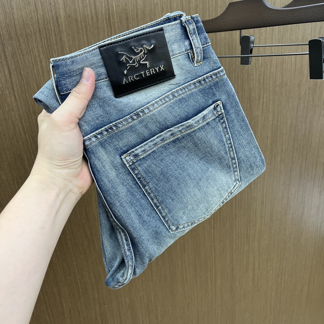 NO:431821,Arc high-end customization 25ss spring and summer new style, men's small straight-leg original single jeans The new style in early spring is super soft, elastic fabric, complex craftsmanship superimposed. Any washing step lasts for a few seconds and will become completely different color effects, so it is more precious, especially long-lasting and taste-resistant... Choose the best tannin elastic texture, genuine leather leather cards, high-quality metal accessories... to create a unique and original jeans style!  Original hardware accessories, super positive style, comfortable and breathable, extremely high grade, XD counter quality, full of handsome upper body, 28-38, no 35 37,,jeans,alexander wang19860909Arc 高端定制 25ss春夏新款 男士小直筒原单 牛仔裤 早春新款超柔软,弹力面料,复杂的手工艺叠加,任何一个洗水环节多停留几秒都会变成完全不一样的颜色效果,所以越加珍贵,特别持久、耐味…… 选用上乘的丹宁弹力质感,真皮皮牌、高定的金属辅料……打造出独特及原创的牛仔裤款型！原版五金辅料,版型超正,舒适透气,档次极高,XD专柜品质,上身帅气十足 码数28-38无35 37,,jeans,alexander wang,Men's clothing