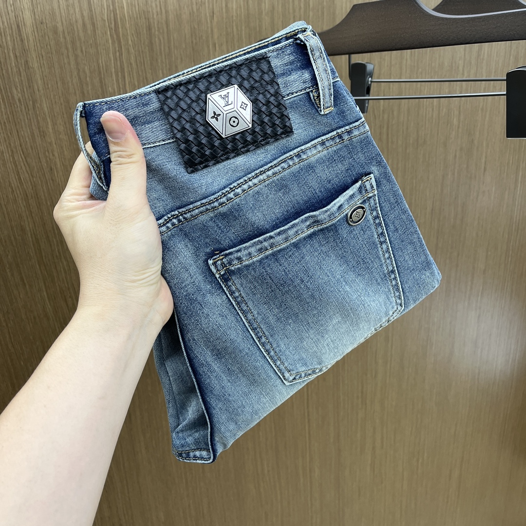 NO:431799,LV high-end customization 25ss spring and summer new style, men's small straight-leg original single jeans The new style in early spring is super soft, elastic fabric, complex handicraft superposition, any washing step lasts for a few seconds and will become completely different color effects, so it is more precious, especially long-lasting and taste-resistant... Choose the best tannin elastic texture, genuine leather leather cards, high-quality metal accessories... to create a unique and original jeans style!  Original hardware and accessories, super positive style, comfortable and breathable, extremely high grade, XD counter quality, full of handsome upper body. Number of 28-38 without 35 37,,louis vuitton,jeans,alexander wang19860909LV 高端定制 25ss春夏新款 男士小直筒原单 牛仔裤 早春新款超柔软,弹力面料,复杂的手工艺叠加,任何一个洗水环节多停留几秒都会变成完全不一样的颜色效果,所以越加珍贵,特别持久、耐味…… 选用上乘的丹宁弹力质感,真皮皮牌、高定的金属辅料……打造出独特及原创的牛仔裤款型！原版五金辅料,版型超正,舒适透气,档次极高,XD专柜品质,上身帅气十足. 码数28-38无35 37,,louis vuitton,jeans,alexander wang,Men's clothing