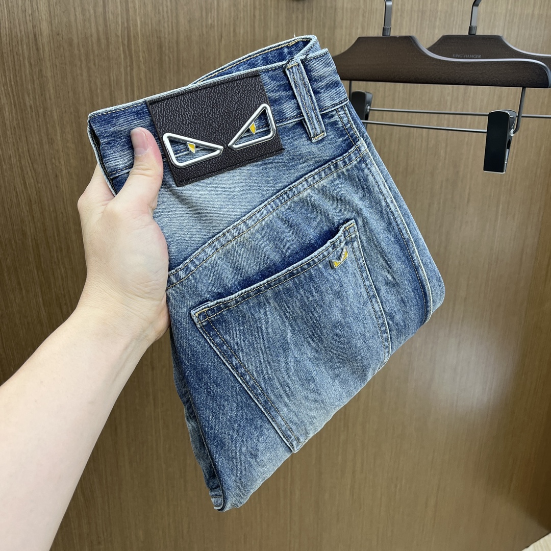 NO:431836,FD high-end customization 25ss spring and summer new style, men's wide-leg original single jeans The new style in early spring is super soft, elastic fabric, complex handicraft superposition, any washing step lasts for a few seconds and will become completely different color effects, so it is more precious, especially long-lasting and taste-resistant... Choose the best tannin elastic texture, genuine leather leather cards, high-quality metal accessories... to create a unique and original jeans style!  Original hardware accessories, super positive style, comfortable and breathable, extremely high grade, XD counter quality, full of handsome upper body. M-3XL, jeans, alexander wang19860909FD 高端定制 25ss春夏新款 男士阔腿原单 牛仔裤 早春新款超柔软,弹力面料,复杂的手工艺叠加,任何一个洗水环节多停留几秒都会变成完全不一样的颜色效果,所以越加珍贵,特别持久、耐味…… 选用上乘的丹宁弹力质感,真皮皮牌、高定的金属辅料……打造出独特及原创的牛仔裤款型！原版五金辅料,版型超正,舒适透气,档次极高,XD专柜品质,上身帅气十足. 码数M-3XL,,jeans,alexander wang,Men's clothing