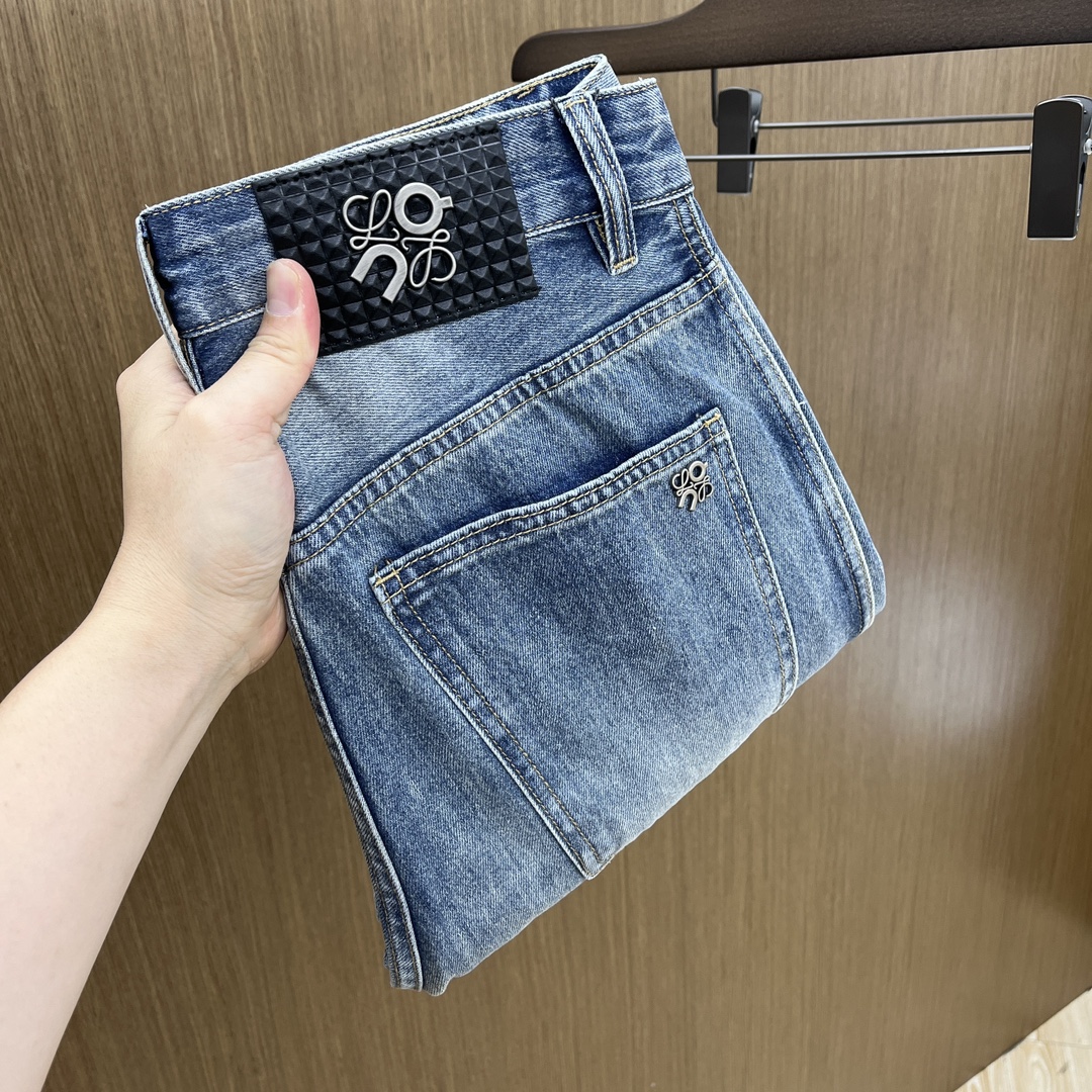 NO:431833,LOE High-end Customization 25ss Spring and Summer New Style Men's Wide-Level Original Single Jeans Early Spring New Style is super soft, elastic fabric, complex craftsmanship superimposed. Any washing step lasts for a few seconds and will become completely different color effects, so it is more precious, especially long-lasting and taste-resistant... Choose the best tannin elastic texture, genuine leather leather cards, high-quality metal accessories... to create a unique and original jeans style!  Original hardware accessories, super positive style, comfortable and breathable, extremely high grade, XD counter quality, full of handsome upper body. M-3XL, loewe, jeans, alexander wang19860909LOE 高端定制 25ss春夏新款 男士阔腿原单 牛仔裤 早春新款超柔软,弹力面料,复杂的手工艺叠加,任何一个洗水环节多停留几秒都会变成完全不一样的颜色效果,所以越加珍贵,特别持久、耐味…… 选用上乘的丹宁弹力质感,真皮皮牌、高定的金属辅料……打造出独特及原创的牛仔裤款型！原版五金辅料,版型超正,舒适透气,档次极高,XD专柜品质,上身帅气十足. 码数M-3XL,,loewe,jeans,alexander wang,Men's clothing