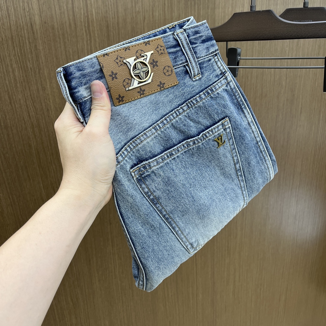 NO:431828,LV high-end customization 25ss spring and summer new style, men's wide-leg original single jeans The new style in early spring is super soft, elastic fabric, complex handicraft superposition, any washing step lasts for a few seconds and will become completely different color effects, so it is more precious, especially long-lasting and taste-resistant... Choose the best tannin elastic texture, genuine leather leather cards, high-quality metal accessories... to create a unique and original jeans style!  Original hardware accessories, super positive style, comfortable and breathable, extremely high grade, XD counter quality, full of handsome upper body. M-3XL, louis vuitton, jeans, alexander wang19860909LV 高端定制 25ss春夏新款 男士阔腿原单 牛仔裤 早春新款超柔软,弹力面料,复杂的手工艺叠加,任何一个洗水环节多停留几秒都会变成完全不一样的颜色效果,所以越加珍贵,特别持久、耐味…… 选用上乘的丹宁弹力质感,真皮皮牌、高定的金属辅料……打造出独特及原创的牛仔裤款型！原版五金辅料,版型超正,舒适透气,档次极高,XD专柜品质,上身帅气十足. 码数M-3XL,,louis vuitton,jeans,alexander wang,Men's clothing