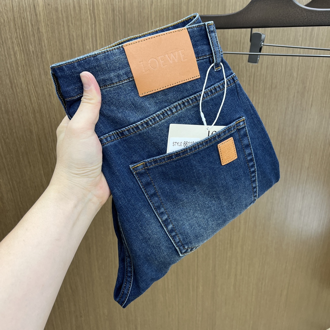 NO:470178,New Loe SS spring and summer new super soft wash jeans, top body is so handsome, small straight-fitting design, slim-fitting cut, men's top casual cotton!  High-end stretchy all-season versatile commuter jeans for men!  The style is extremely versatile, the fabric is elastic and the material is also outstanding, with a bit retro and old style. The thick fabric is suitable for all seasons to wear and the industry's exclusive first-time model, and the four seasons versatile commuter style!  This high-end slim elastic tight jeans are versatile and comfortable!  29-38 (no 35,37), loewe, jeans, alexander wang19860909新款 Loe SS春夏新品超柔和水洗牛仔裤 ,上身爆帅,小直筒设计,修身裁剪,男款顶级休闲棉质！高端弹力四季百搭通勤牛仔男裤！款式极其的百搭,面料弹力,材质也十分出众,有点复古做旧的风格,厚面料适合四季穿着业内独家首发款,四季百搭通勤款！这类高端的修身弹力紧身牛仔裤,fxq百搭而且舒适！ 29-38（无35,37）,,loewe,jeans,alexander wang,Men's clothing