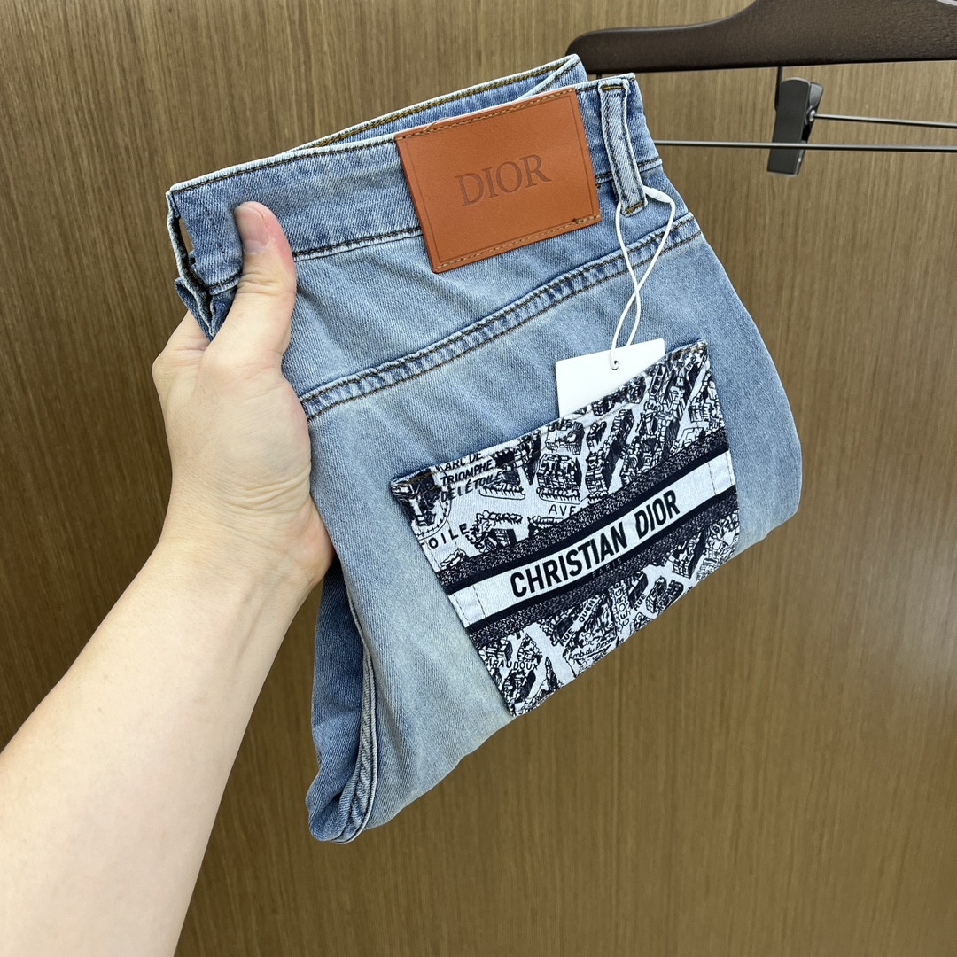 NO:470181,New CD SS spring and summer new super soft wash jeans, top body is so handsome, small straight-fitting design, slim-fitting cut, men's top casual cotton!  High-end stretchy all-season versatile commuter jeans for men!  The style is extremely versatile, the fabric is elastic and the material is also outstanding, with a bit retro and old style. The thick fabric is suitable for all seasons to wear and the industry's exclusive first-time model, and the four seasons versatile commuter style!  This high-end slim elastic tight jeans are versatile and comfortable!  29-38 (no 35,37), jeans,alexander wang19860909新款 CD SS春夏新品超柔和水洗牛仔裤 ,上身爆帅,小直筒设计,修身裁剪,男款顶级休闲棉质！高端弹力四季百搭通勤牛仔男裤！款式极其的百搭,面料弹力,材质也十分出众,有点复古做旧的风格,厚面料适合四季穿着业内独家首发款,四季百搭通勤款！这类高端的修身弹力紧身牛仔裤,fxq百搭而且舒适！ 29-38（无35,37）,,jeans,alexander wang,Men's clothing