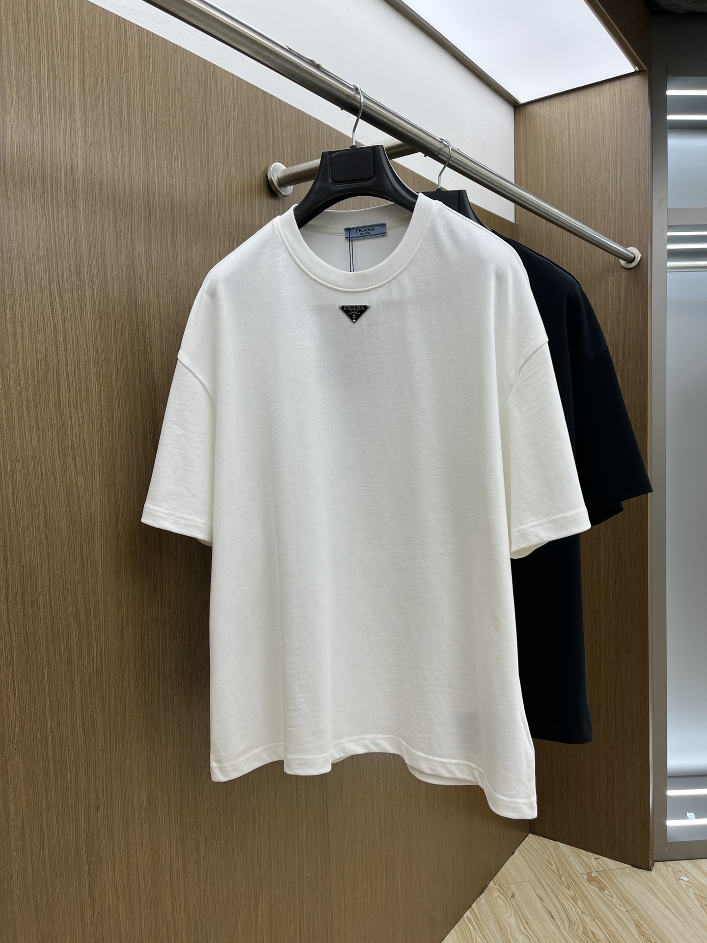 NO:458712,PD ss summer clothing new products, on sale in counter, the latest series of pattern logo short-sleeved T-shirts, the rhythm of each person having to hand in one piece!  Imported top-extreme combed cotton fabric is extremely skin-friendly and comfortable. It is very delicate to touch, has a good texture, and perfectly reflects the three-dimensional feeling. It is in line with the brand's consistent design style. It is a very good overall style. It is completely fine to wear it in one piece. Size S-XL OS version. It is recommended to place an order. The same style as men and women. A33. Two colors are recommended. Black, white, T-shirt,tees, t-shirt,alexander wang.19860909PD ss夏装新品 专柜在售 最新系列图案logo短袖T恤 必须人手一件的节奏！ 进口顶极精梳棉面料,极为亲肤舒适 摸上去非常的细腻,质感很好,完美体现立体感 符合品牌一贯设计风格,整体非常不错的一款,内搭单穿都完全没问题 尺码S-XL OS版 下单建议报身高体重 男女同款a33 两色推荐 黑色 白色,,T-shirt,tees，t-shirt,alexander wang,Men's clothing