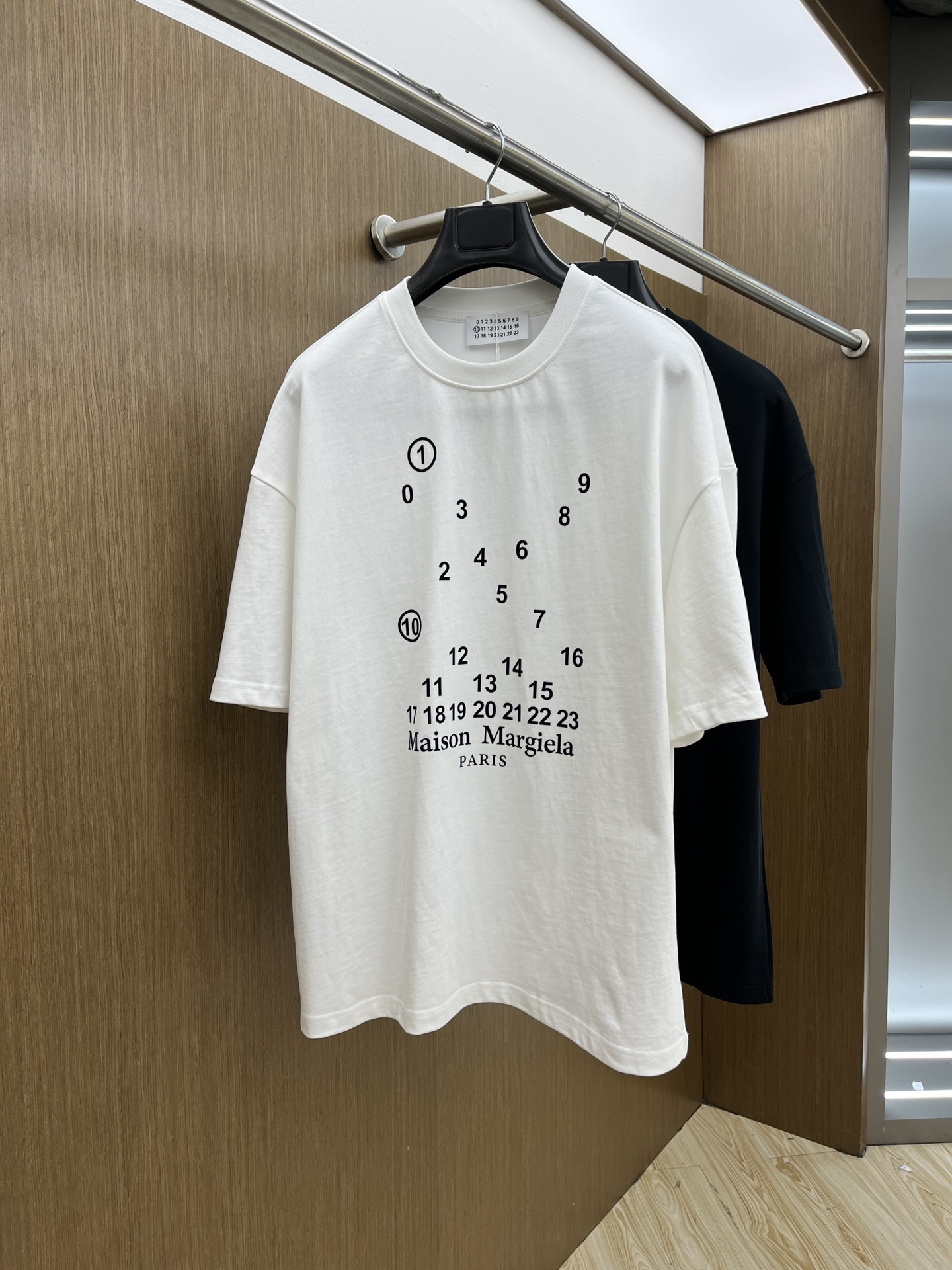 NO:458696,MM6 ss summer clothing new products, on sale in counter, the latest series of pattern logo short-sleeved T-shirts, the rhythm of each person having to hand in one piece!  Imported top combed cotton fabric is extremely skin-friendly and comfortable. It is very delicate to touch, has a good texture, and perfectly reflects the three-dimensional feeling. It is in line with the brand's consistent design style. It is a very good overall style. It is completely fine to wear it in one piece. Size S-XL OS version. It is recommended to place an order. Height and weight. The same style as men and women. A33. Two colors are recommended. Black and white. Masion margiela, T-shirt,tees, t-shirt,alexander wang.19860909MM6 ss夏装新品 专柜在售 最新系列图案logo短袖T恤 必须人手一件的节奏！ 进口顶极精梳棉面料,极为亲肤舒适 摸上去非常的细腻,质感很好,完美体现立体感 符合品牌一贯设计风格,整体非常不错的一款,内搭单穿都完全没问题 尺码S-XL OS版 下单建议报身高体重 男女同款a33 两色推荐 黑色 白色,,masion margiela,T-shirt,tees，t-shirt,alexander wang,Men's clothing