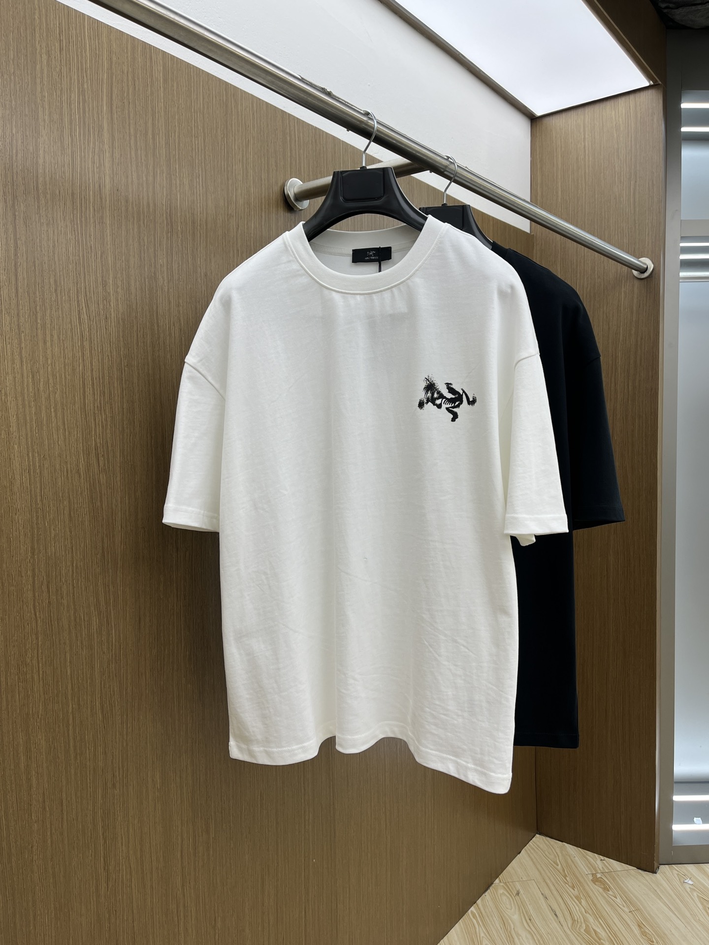 NO:458698,ARC ss summer clothing new products, on sale in counters, the latest series of pattern logo short-sleeved T-shirts, the rhythm of each person having to hand in one piece!  Imported top-extreme combed cotton fabric is extremely skin-friendly and comfortable. It is very delicate to touch, has a good texture, and perfectly reflects the three-dimensional feeling. It is in line with the brand's consistent design style. It is a very good overall style. It is completely fine to wear it in one piece. Size S-XL OS version. It is recommended to place an order. The same style as men and women. A33. Two colors are recommended. Black, white, T-shirt,tees, t-shirt,alexander wang.19860909ARC ss夏装新品 专柜在售 最新系列图案logo短袖T恤 必须人手一件的节奏！ 进口顶极精梳棉面料,极为亲肤舒适 摸上去非常的细腻,质感很好,完美体现立体感 符合品牌一贯设计风格,整体非常不错的一款,内搭单穿都完全没问题 尺码S-XL OS版 下单建议报身高体重 男女同款a33 两色推荐 黑色 白色,,T-shirt,tees，t-shirt,alexander wang,Men's clothing