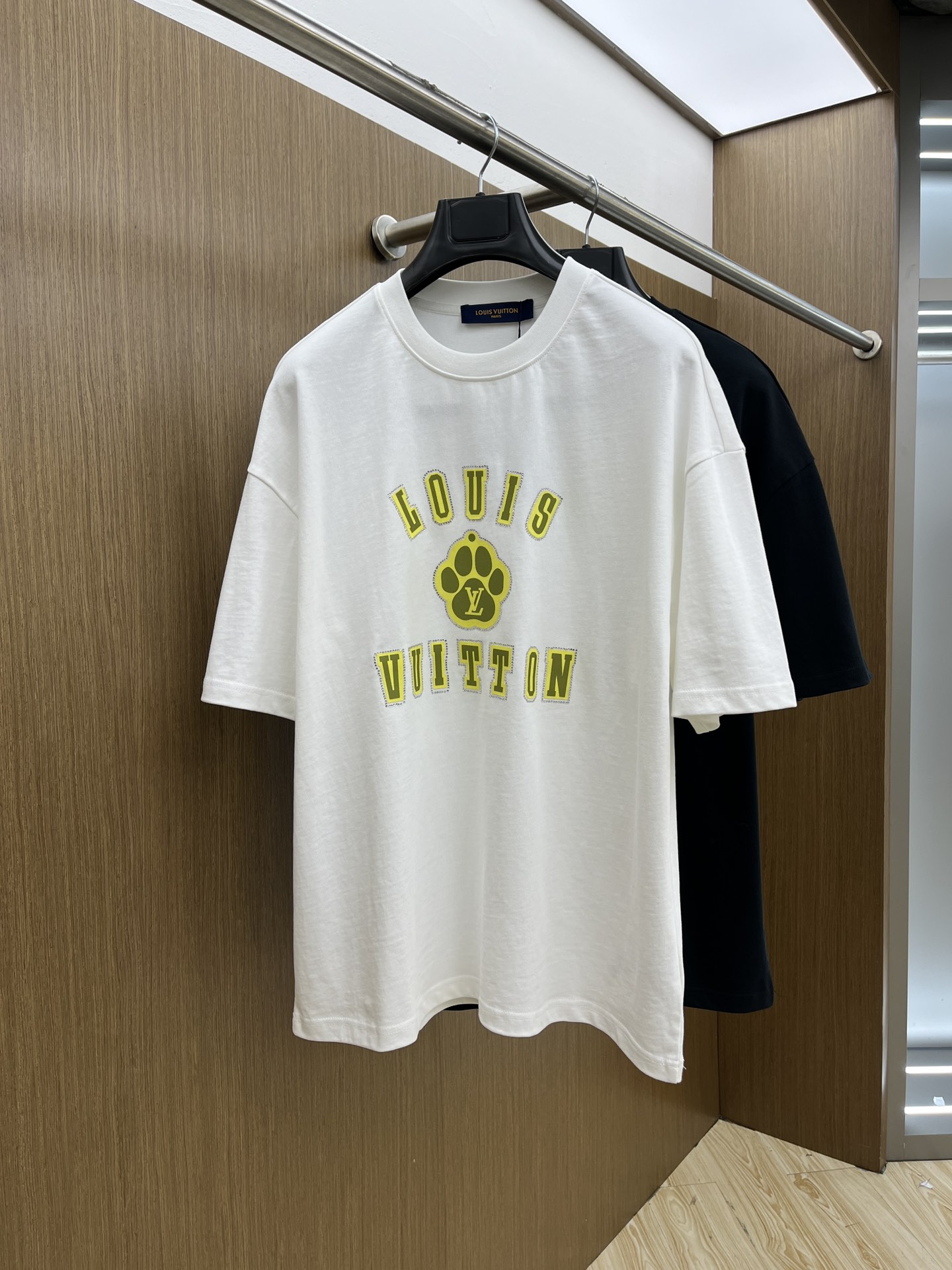 NO:458701,New LV ss summer clothing products, on sale in counters, the latest series of pattern logos, short-sleeved T-shirts, everyone must have one piece of it!  Imported top combed cotton fabric is extremely skin-friendly and comfortable. It is very delicate to touch, has a good texture, and perfectly reflects the three-dimensional feeling. It is in line with the brand's consistent design style. It is a very good overall style. It is completely fine to wear it in one piece. Size S-XL OS version. It is recommended to place an order. Height and weight. The same style for men and women. A33. Two colors are recommended. Black and white., louis vuitton, T-shirt,tees, t-shirt,alexander wang.19860909LV ss夏装新品 专柜在售 最新系列图案logo短袖T恤 必须人手一件的节奏！ 进口顶极精梳棉面料,极为亲肤舒适 摸上去非常的细腻,质感很好,完美体现立体感 符合品牌一贯设计风格,整体非常不错的一款,内搭单穿都完全没问题 尺码S-XL OS版 下单建议报身高体重 男女同款a33 两色推荐 黑色 白色,,louis vuitton,T-shirt,tees，t-shirt,alexander wang,Men's clothing