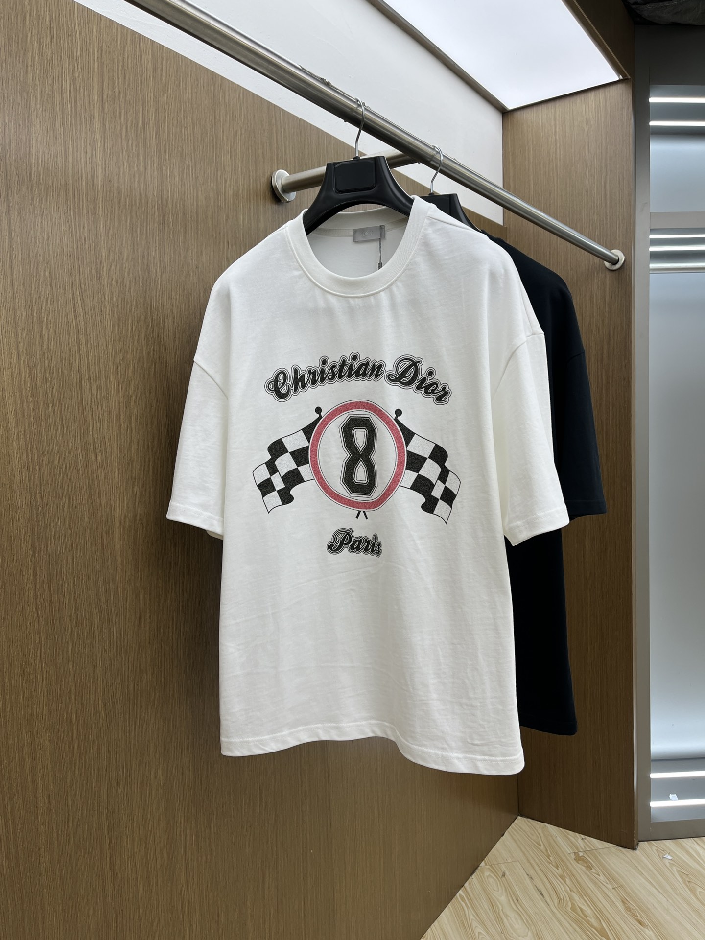 NO:458704,CD ss summer clothing new products, on sale in counter, the latest series of pattern logo short-sleeved T-shirts, the rhythm of each person having to hand in one piece!  Imported top-extreme combed cotton fabric is extremely skin-friendly and comfortable. It feels very delicate to the touch, has a good texture, and perfectly reflects the three-dimensional feeling. It is in line with the brand's consistent design style. It is a very good overall style. It is completely fine to wear it in one piece. Size S-XL OS version. It is recommended to place an order. The same style as men and women. A33. Two colors are recommended. Black. White. T-shirt,tees. T-shirt,alexander wang.19860909CD ss夏装新品 专柜在售 最新系列图案logo短袖T恤 必须人手一件的节奏！ 进口顶极精梳棉面料,极为亲肤舒适 摸上去非常的细腻,质感很好,完美体现立体感 符合品牌一贯设计风格,整体非常不错的一款,内搭单穿都完全没问题 尺码S-XL OS版 下单建议报身高体重 男女同款a33 两色推荐 黑色 白色,,T-shirt,tees，t-shirt,alexander wang,Men's clothing