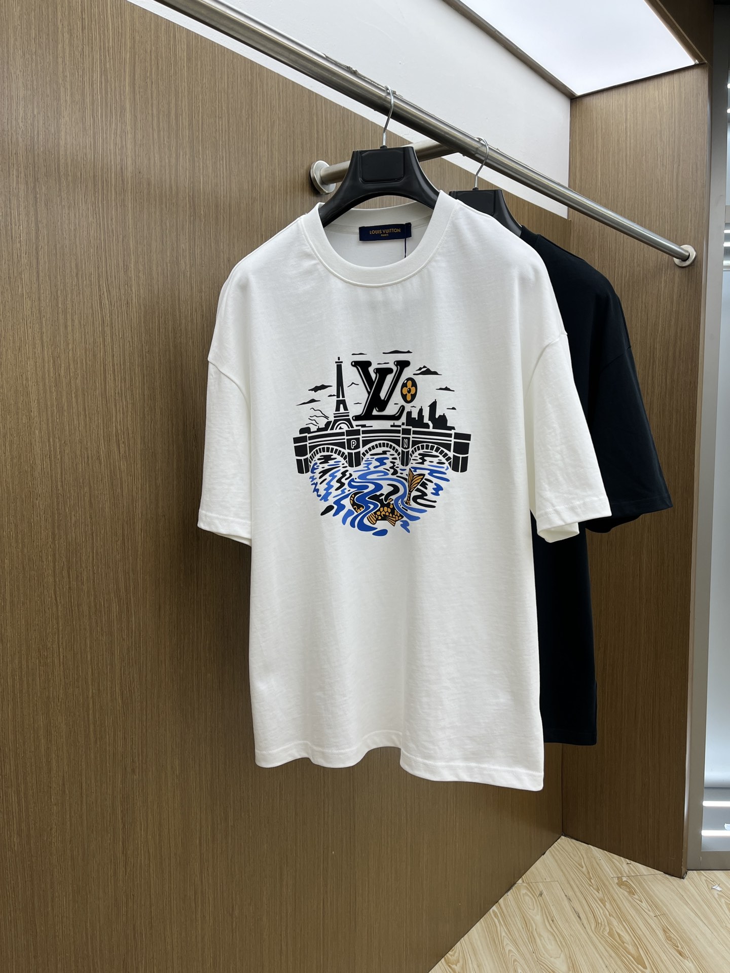 NO:458706,New LV ss summer clothing products, on sale in counters, the latest series of pattern logos, short-sleeved T-shirts, everyone must have one piece of it!  Imported top combed cotton fabric is extremely skin-friendly and comfortable. It is very delicate to touch, has a good texture, and perfectly reflects the three-dimensional feeling. It is in line with the brand's consistent design style. It is a very good overall style. It is completely fine to wear it in one piece. Size S-XL OS version. It is recommended to place an order. Height and weight. The same style for men and women. A33. Two colors are recommended. Black and white., louis vuitton, T-shirt,tees, t-shirt,alexander wang.19860909LV ss夏装新品 专柜在售 最新系列图案logo短袖T恤 必须人手一件的节奏！ 进口顶极精梳棉面料,极为亲肤舒适 摸上去非常的细腻,质感很好,完美体现立体感 符合品牌一贯设计风格,整体非常不错的一款,内搭单穿都完全没问题 尺码S-XL OS版 下单建议报身高体重 男女同款a33 两色推荐 黑色 白色,,louis vuitton,T-shirt,tees，t-shirt,alexander wang,Men's clothing