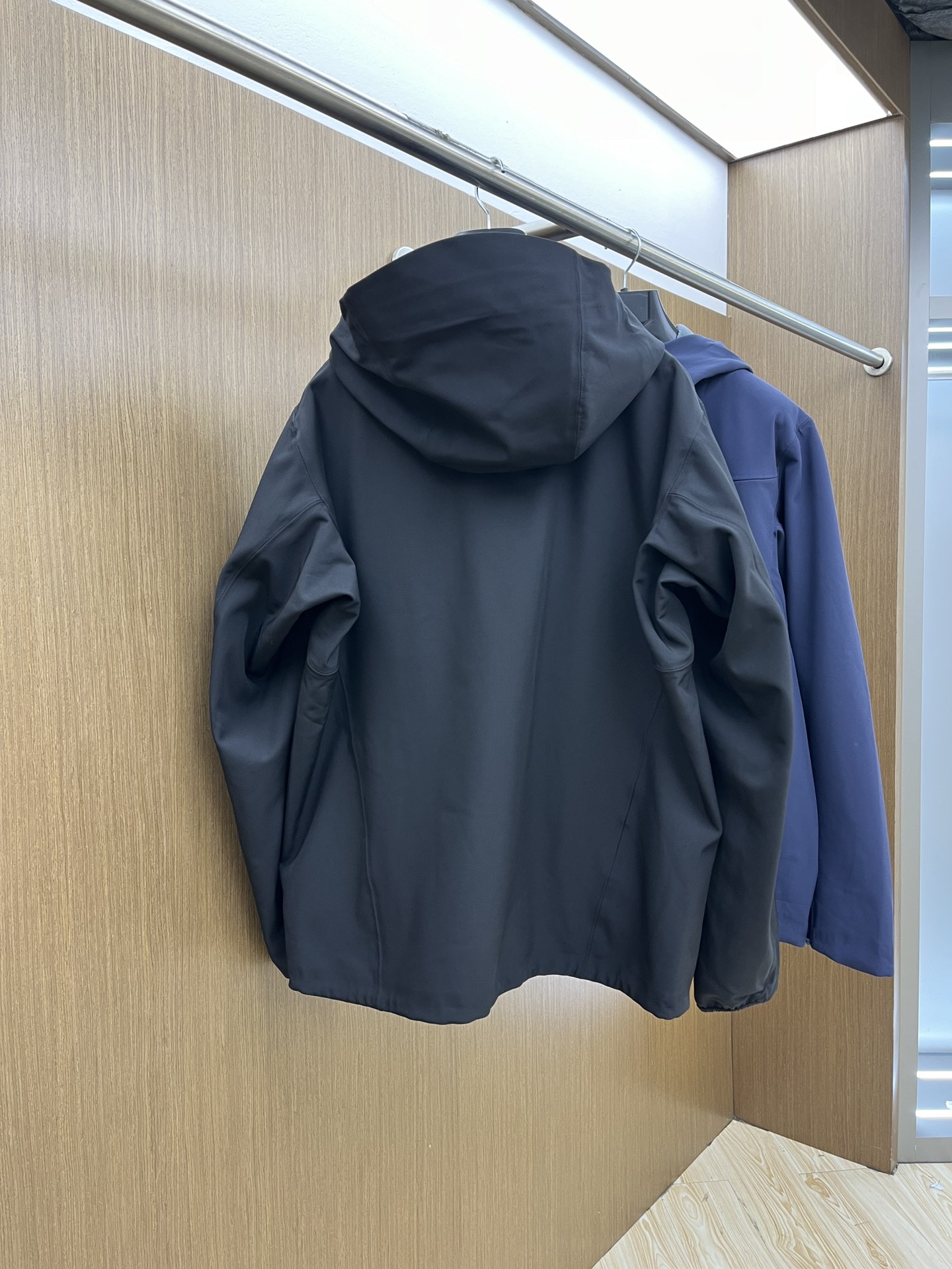 Arc'teryx Hooded Windbreaker Jacket - Water Resistant, Lightweight, Stylish 9 i1743015437 4325 2