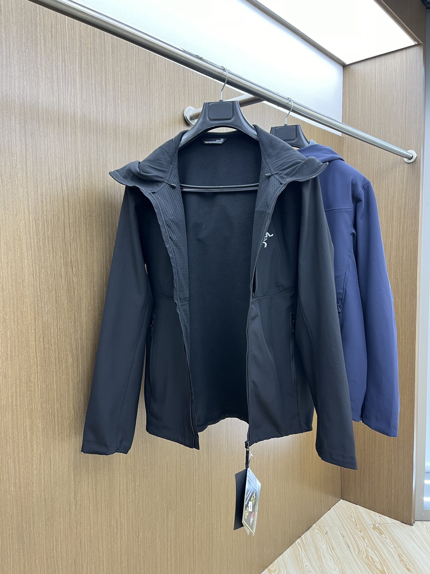 Arc'teryx Hooded Windbreaker Jacket - Water Resistant, Lightweight, Stylish 7 i1743015437 6350 3
