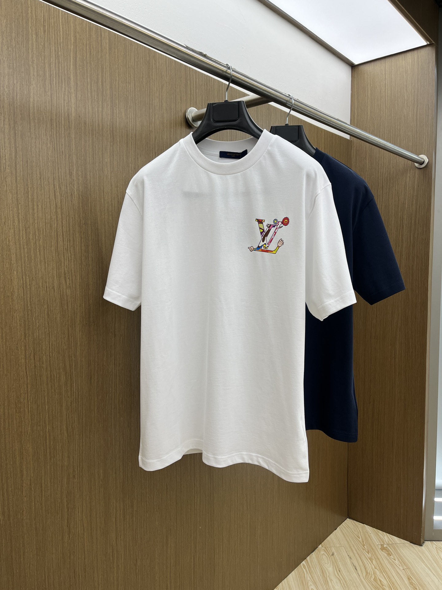 NO:159429,Louis Vuitton / Louis Vuitton 2025 new short-sleeved T-shirt round neck and lesbian style This Louis Vuitton Monogram floral T-shirt perfectly blends luxury and playful elegance. It uses high-quality soft cotton fabric and bright and colorful Monogram design. The front shows the exquisite interpretation of classic LV letters, and the GZ is paired with artistic florals and gesture elements, adding a modern and fashionable atmosphere. Color blue and white Size S-XXL,,louis vuitton,louis vuitton,louis vuitton,t-shirt,tees,t-shirt,alexander wang19860909Louis Vuitton /路易威登 2025新款短袖T恤圆领男女同款 这款路易威登Monogram花卉T恤将奢华与俏皮的优雅完美融合.采用高品质柔软棉质面料,鲜艳多彩的Monogram设计.正面展现了经典LV字母的精致演绎,GZ配以富有艺术感的花卉与手势元素,增添了现代时尚气息. 颜色蓝色 白色 尺码S-XXL,,louis vuitton,louis vuitton,louis vuitton,T-shirt,tees，t-shirt,alexander wang,Men's clothing