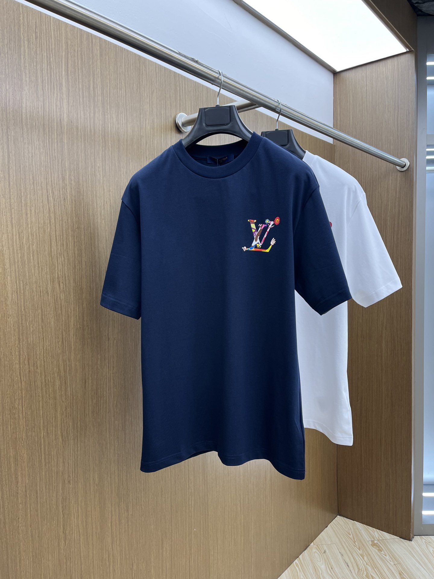 NO:159430,Louis Vuitton / Louis Vuitton 2025 new short-sleeved T-shirt round neck and lesbian style This Louis Vuitton Monogram floral T-shirt perfectly blends luxury and playful elegance. It uses high-quality soft cotton fabric and bright and colorful Monogram design. The front shows the exquisite interpretation of classic LV letters, and the GZ is paired with artistic florals and gesture elements, adding a modern and fashionable atmosphere. Color blue and white Size S-XXL,,louis vuitton,louis vuitton,louis vuitton,t-shirt,tees,t-shirt,alexander wang19860909Louis Vuitton /路易威登 2025新款短袖T恤圆领男女同款 这款路易威登Monogram花卉T恤将奢华与俏皮的优雅完美融合.采用高品质柔软棉质面料,鲜艳多彩的Monogram设计.正面展现了经典LV字母的精致演绎,GZ配以富有艺术感的花卉与手势元素,增添了现代时尚气息. 颜色蓝色 白色 尺码S-XXL,,louis vuitton,louis vuitton,louis vuitton,T-shirt,tees，t-shirt,alexander wang,Men's clothing