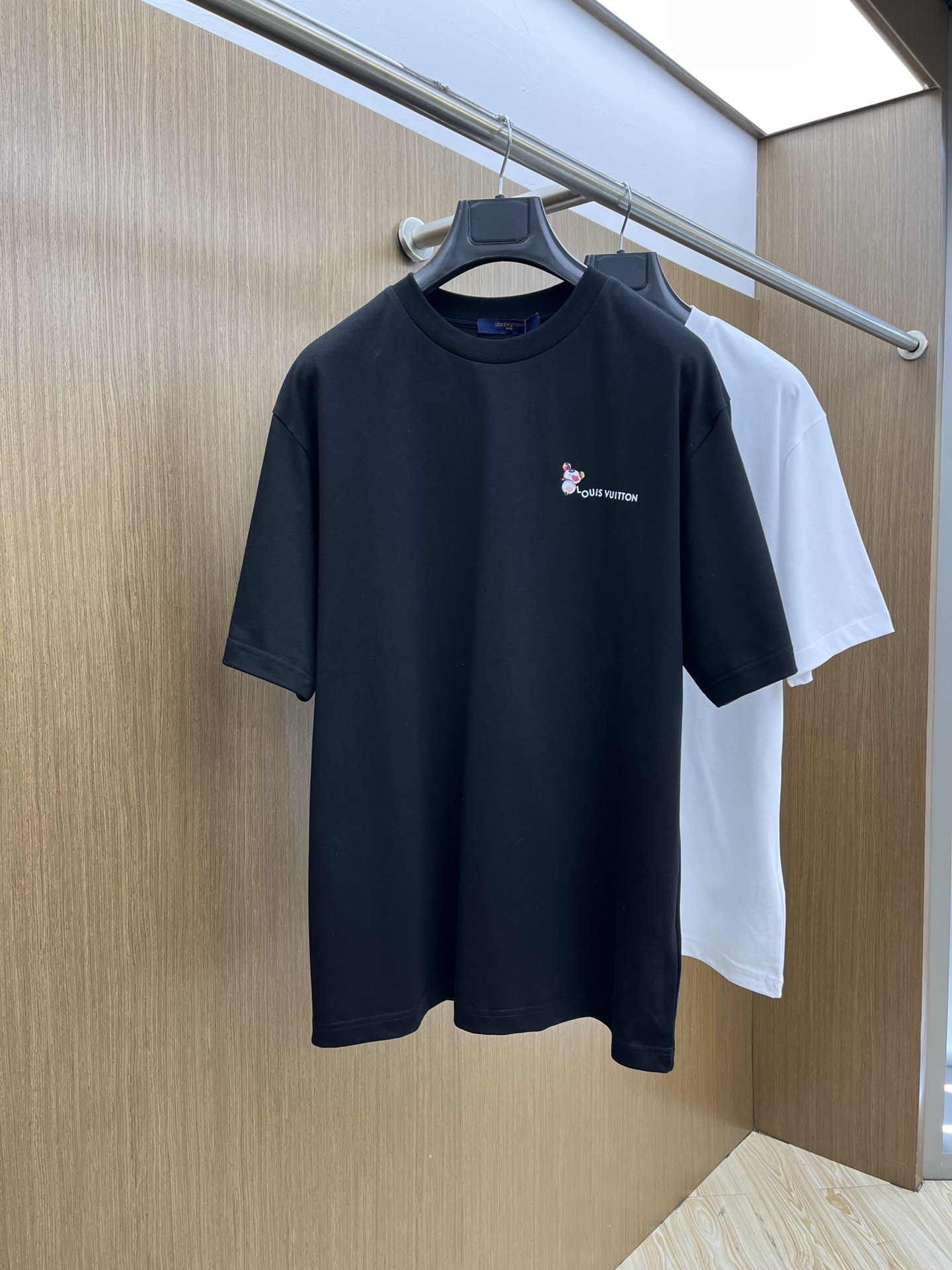 NO:159431,Louis Vuitton / Louis Vuitton 2025 new floral short-sleeved T-shirt round neck and lesbian style This T-shirt combines Louis Vuitton classic elements with a simple design to highlight the essence of the brand. The front chest is decorated with exquisite 3D Monogram floral print, paired with handwritten Louis Vuitton logo to add a fashionable atmosphere. The Marque L. Vuitton Déposée label details on the back of GZ to enhance the overall texture. Color black and white Size S-XXL,,louis vuitton,louis vuitton,T-shirt,tees,t-shirt,alexander wang19860909Louis Vuitton /路易威登 2025新款花卉短袖T恤圆领男女同款 本款 T 恤以简约设计融合路易威登经典元素,彰显品牌精髓.前胸饰有精致的 3D Monogram 花卉印花,搭配手写体路易威登标识,增添时尚气息.GZ背部的 Marque L.Vuitton Déposée 标签细节,提升整体质感. 颜色黑色 白色 尺码S-XXL,,louis vuitton,louis vuitton,T-shirt,tees，t-shirt,alexander wang,Men's clothing