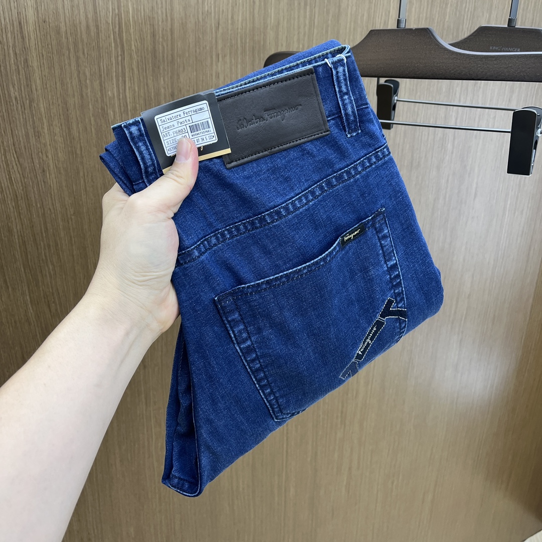 NO:134010,New FG high-end customization, 25SS spring and summer latest jeans are available at the counter simultaneously, imported color fixing fabrics, original custom reproduction, customer-supplied hardware and auxiliary materials, original quality, heavy industry washing, fine workmanship and excellent upper body!  Preferred single product produced by fax, number 29-38 without 35.37, jeans, alexander wang19860909新款 FG 高端定制、25SS春夏最新款牛仔裤 柜台同步发售 进口固色面料 原版定制复刻 客供五金辅料 原单品质 重工洗水 做工走线精细 上身绝佳！优选单品 fax出品 码数29-38无35.37,,jeans,alexander wang,Men's clothing