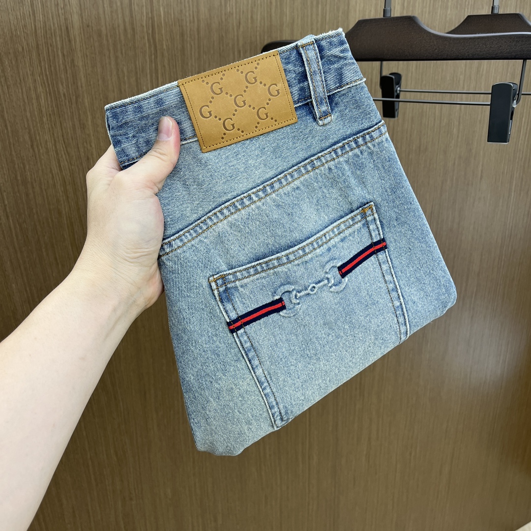 NO:134026,Guc high-end customization, the latest wide-leg straight-leg jeans in early spring 2025, are available at the counter simultaneously, imported fixed-color fabrics, original custom reproduction, customer-supplied hardware and auxiliary materials, original quality, heavy industry washing, fine workmanship and excellent upper body!  The preferred single item fxz must be kept by yourself Recommended index Number of codes 30-38 None 35.37, gucci, jeans, alexander wang19860909Guc 高端定制、2025早春最新款阔腿直筒牛仔裤 柜台同步发售 进口固色面料 原版定制复刻 客供五金辅料 原单品质 重工洗水 做工走线精细 上身绝佳！优选单品 fxz必须自留 推荐指数 码数30-38无35.37,,gucci,jeans,alexander wang,Men's clothing