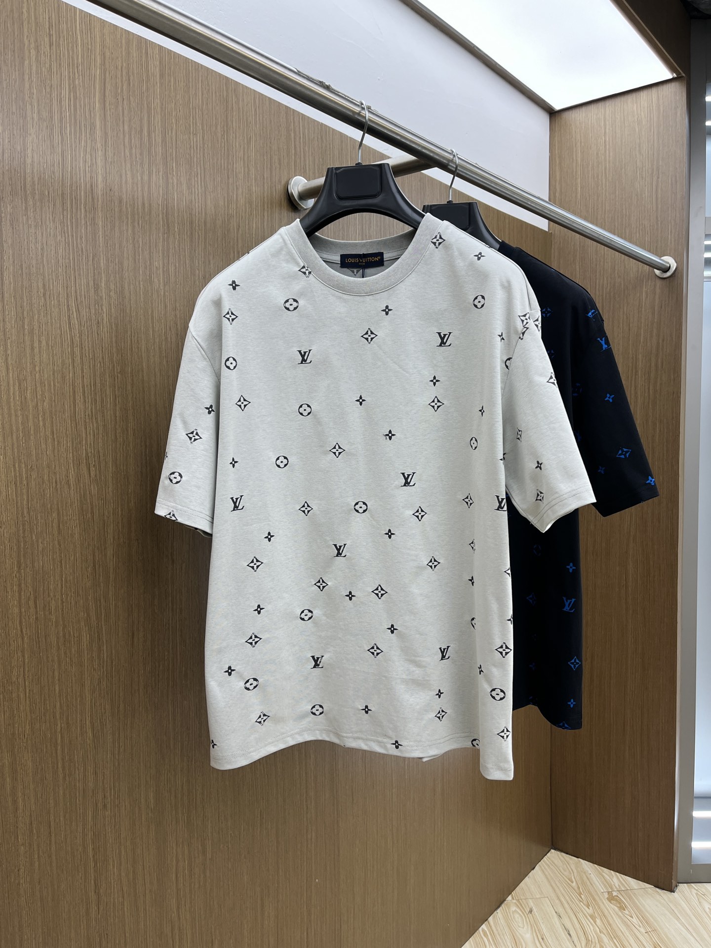 NO:134029,LV SS is exclusively available for the new original single men's casual short sleeves, high-end customization, high-end version, fashionable and versatile imported fabrics, latest flower style, super soft and delicate, skin-friendly and comfortable to wear, high-end boutique, OEM factory fine-made top body, very good men's essential items, three-standard complete xd code M-2XL,,louis vuitton, T-shirt, alexander wang19860909LV SS早春独家专供新款原单男士休闲短袖 高端定制 高版本 时尚百搭爆款进口面料 最新烧花款 手感超柔软细腻 穿着亲肤舒适 高端精品 代工厂精细做上身非常赞 男士必备单品 三标齐全 xd码数M-2XL,,louis vuitton,T-shirt,alexander wang,Men's clothing