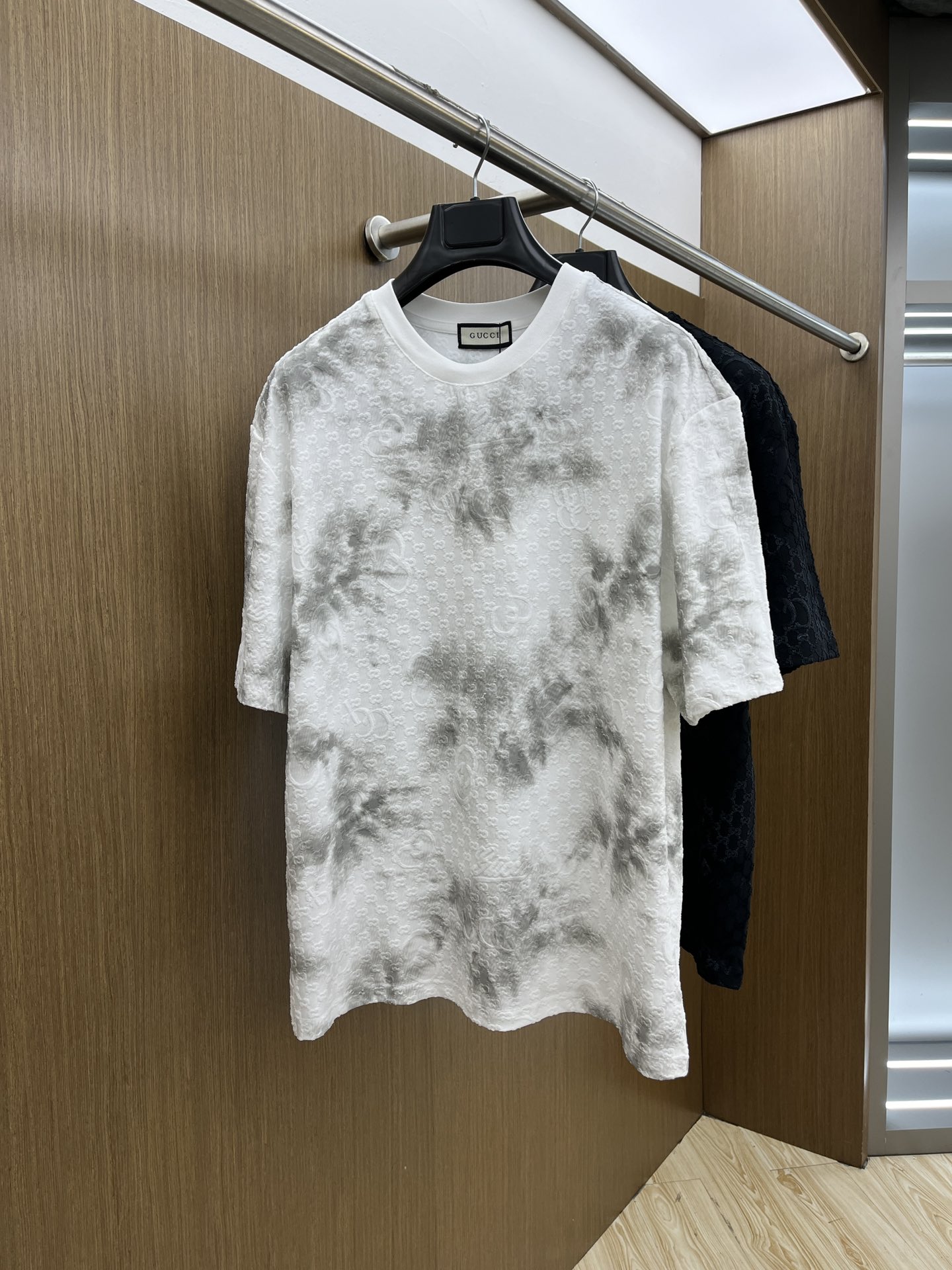 NO:134033,Guc SS is exclusively available for the new style of original single men's casual short sleeves, high-end customization, high-end version, fashionable and versatile imported fabrics, latest flower style, super soft and delicate, skin-friendly and comfortable to wear, high-end boutique, OEM factory fine-made top body, very good men's essential items, three-standard complete xd code M-2XL,,gucci, T-shirt, alexander wang19860909Guc SS早春独家专供新款原单男士休闲短袖 高端定制 高版本 时尚百搭爆款进口面料 最新烧花款 手感超柔软细腻 穿着亲肤舒适 高端精品 代工厂精细做上身非常赞 男士必备单品 三标齐全 xd码数M-2XL,,gucci,T-shirt,alexander wang,Men's clothing