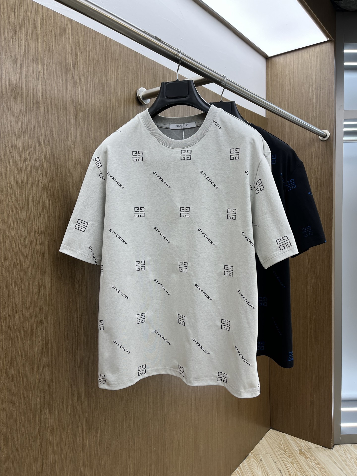 NO:134035,Giv SS is exclusively available for the new style of original single men's casual short sleeves, high-end customization, high-end version, fashionable and versatile imported fabrics, latest flower style, super soft and delicate, skin-friendly and comfortable to wear, high-end boutique, OEM factory fine-made top body, very good men's essential items, three-standard complete xd code M-2XL,,T-shirt,alexander wang19860909Giv SS早春独家专供新款原单男士休闲短袖 高端定制 高版本 时尚百搭爆款进口面料 最新烧花款 手感超柔软细腻 穿着亲肤舒适 高端精品 代工厂精细做上身非常赞 男士必备单品 三标齐全 xd码数M-2XL,,T-shirt,alexander wang,Men's clothing