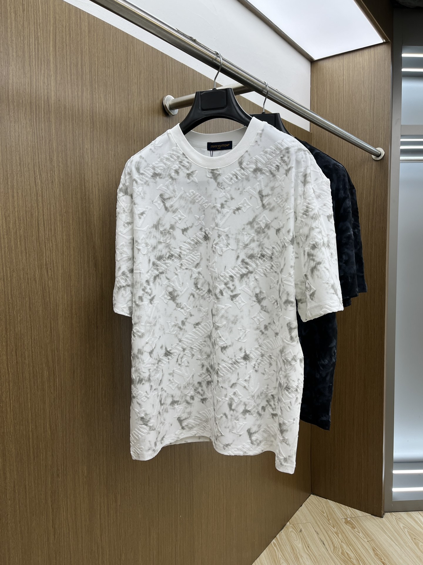 NO:134037,LV SS is exclusively available for the new original single men's casual short sleeves, high-end customization, high-end version, fashionable and versatile imported fabrics, latest flower style, super soft and delicate, skin-friendly and comfortable to wear, high-end boutique, OEM factory fine-made top body, very good men's essential items, three-standard complete xd code M-2XL,,louis vuitton, T-shirt, alexander wang19860909LV SS早春独家专供新款原单男士休闲短袖 高端定制 高版本 时尚百搭爆款进口面料 最新烧花款 手感超柔软细腻 穿着亲肤舒适 高端精品 代工厂精细做上身非常赞 男士必备单品 三标齐全 xd码数M-2XL,,louis vuitton,T-shirt,alexander wang,Men's clothing