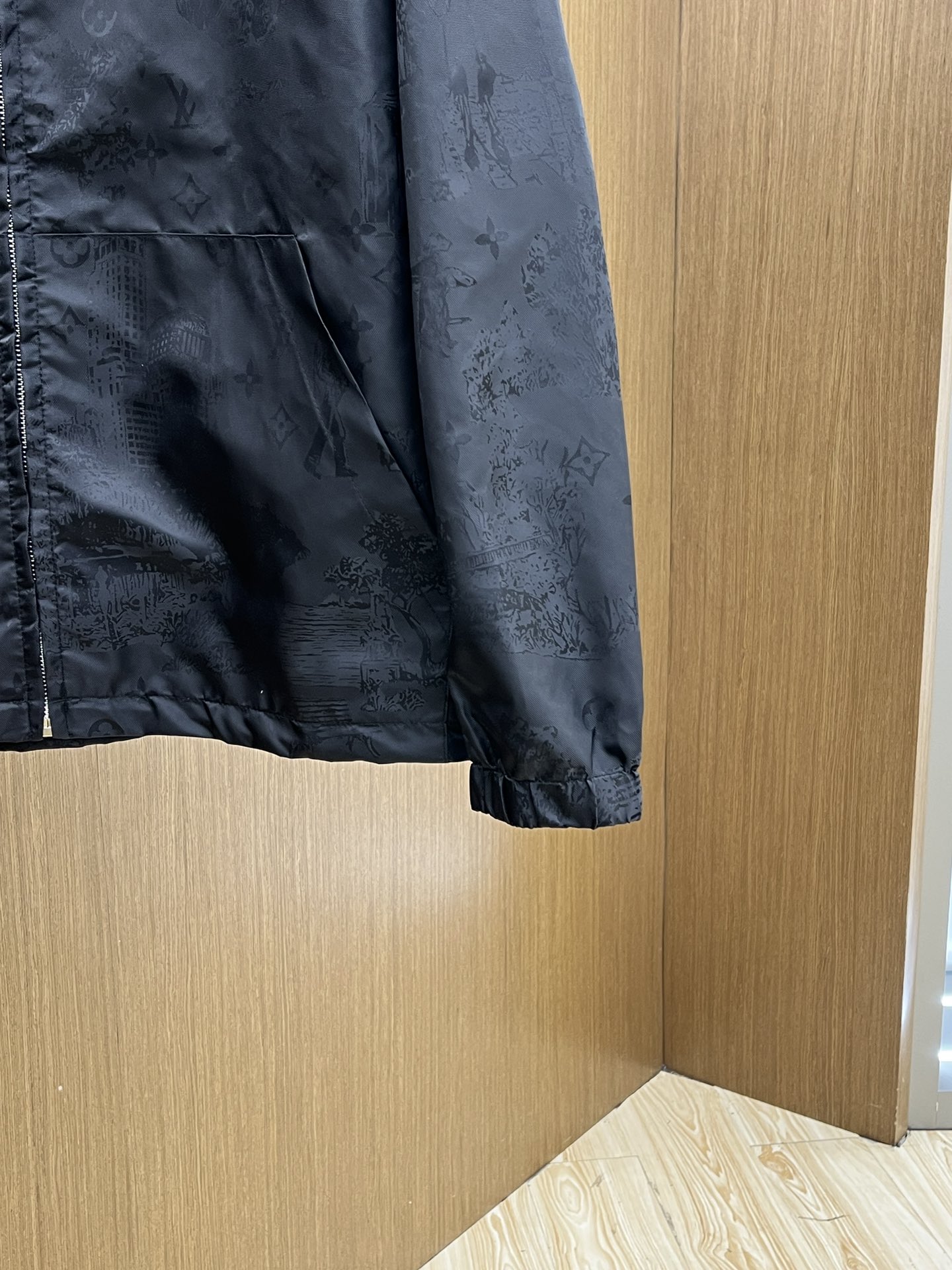  LV 🔥🔥春夏官网新款男士连帽夹克外套 高定专柜面料 透气舒适度高，细节无可挑剔，品牌元素设计理念，做