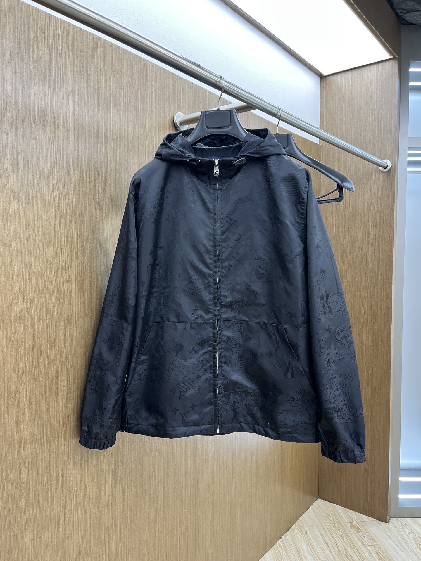  LV 🔥🔥春夏官网新款男士连帽夹克外套 高定专柜面料 透气舒适度高，细节无可挑剔，品牌元素设计理念，做