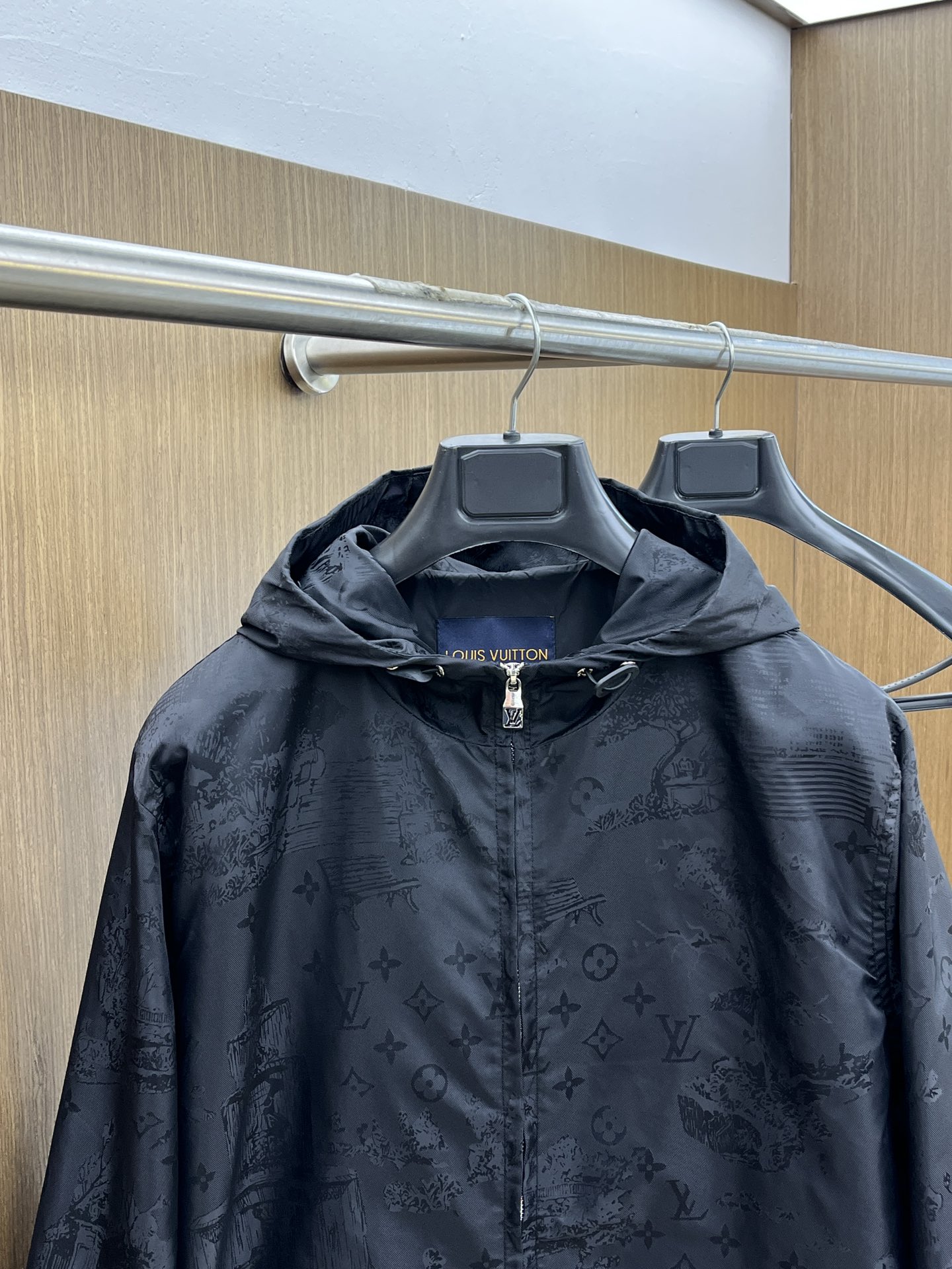  LV 🔥🔥春夏官网新款男士连帽夹克外套 高定专柜面料 透气舒适度高，细节无可挑剔，品牌元素设计理念，做