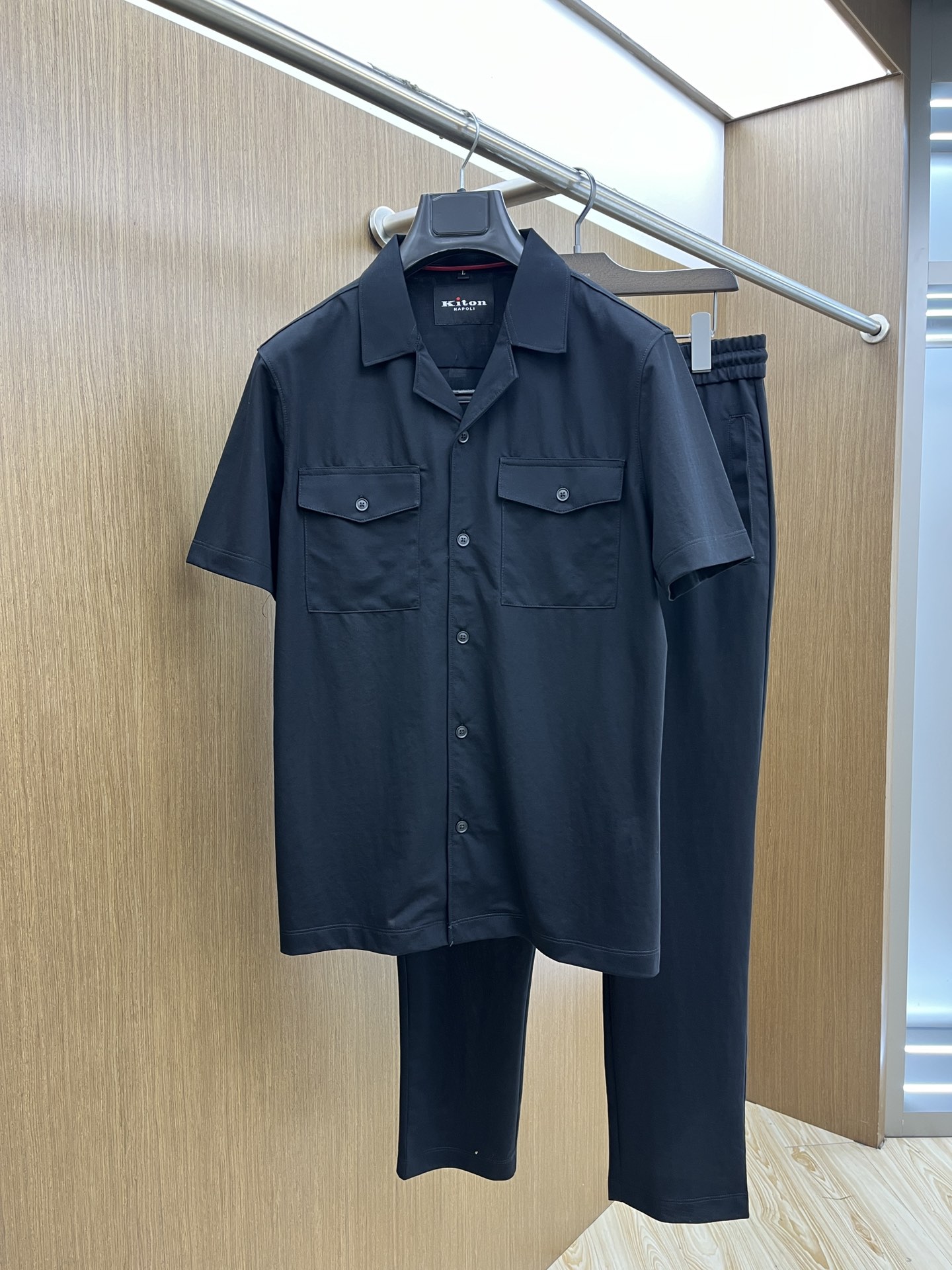 NO:137061,/Set Kiton High-end Customization 2025 Spring and Summer New Set Men's Lapel Cardigan Short Sleeves are available at the counter simultaneously. Simple, fashionable and versatile. High-end quality. Special custom-made woven and dyed fabrics. The texture is delicate and soft. The fabric is textured and comfortable and skin-friendly and breathable. It is comfortable and cool to wear. It has a high grade and is very textured. It highlights the fashion vitality and fashion aesthetic value of the new season, which is fashionable and casual!  jnb urban elite first choice!  Code number M-4XL, T-shirt, alexander wang19860909/套 Kiton 高端定制 2025春夏新款套装 男士翻领开衫短袖 柜台同步发售 简洁时尚百搭 高端品质 特殊定制定织定染面料 肌理细腻柔软 面料质感与舒适度亲肤性透气性极佳 穿着舒适冰凉 档次高很有质感 突显新一季时尚活力与时装美学价值,时尚又休闲！jnb都市精英首选！ 码数M-4XL,,T-shirt,alexander wang,Men's clothing