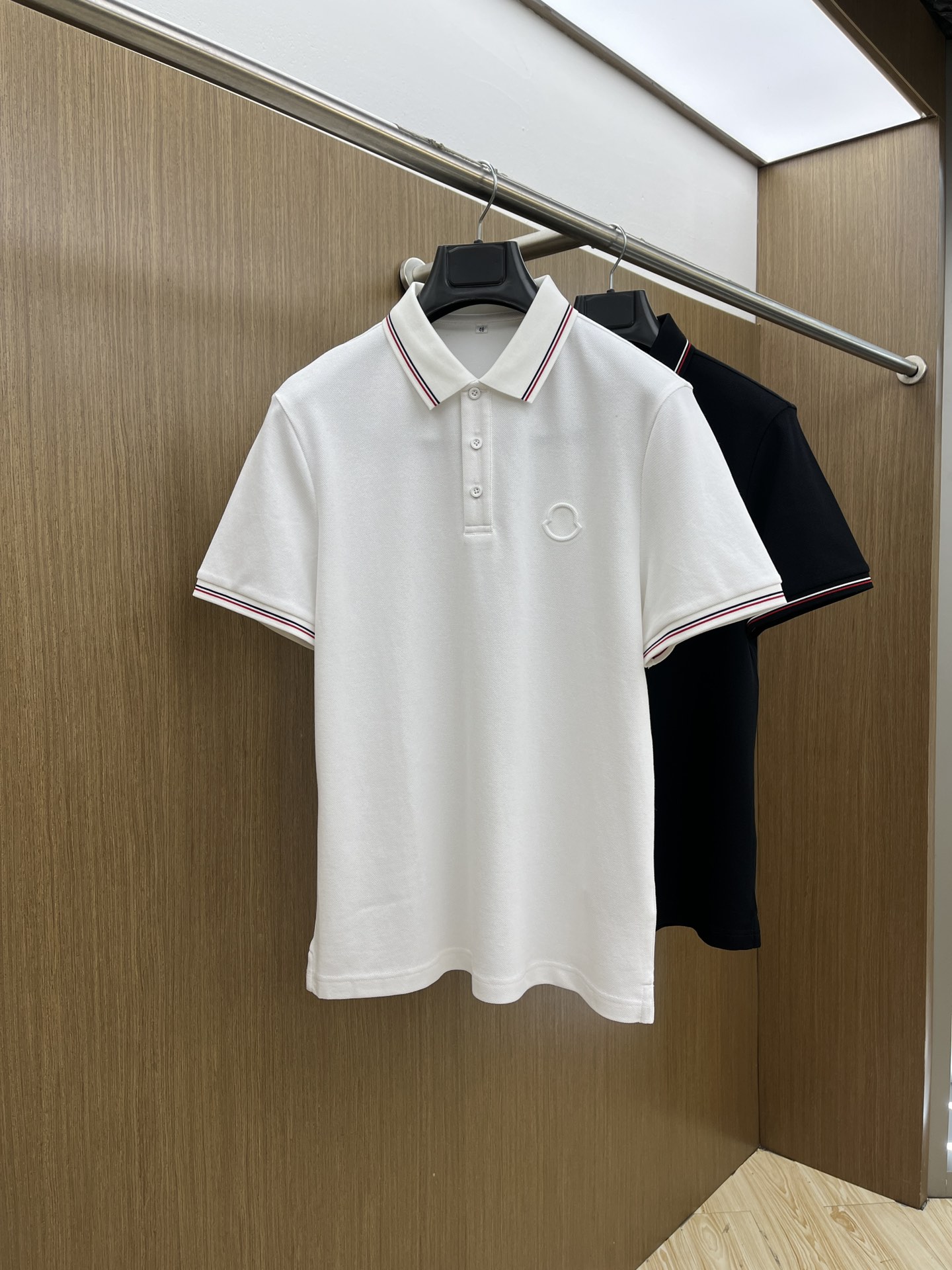 NO:437038,Mon Ss early spring new style, business and casual commuting style, fine channels! The aesthetic British cutting art shows the charm of men. 25 Spring and Summer Exclusive logo Polo shirt Short-sleeved T-shirt Classic lapel cutting technology has never stopped. It is neither monotonous nor complicated, and the craftsmanship highlights the British style! Customer-supplied hexagonal Zhu Di fabric is made of micro knitting technology, with a comfortable texture and skin-friendly feel, and the details and touch are even more wonderful. Different from inferior and severely dyed Polo shirts. The overall line is neat and symmetrical from the inside to the outside. The craftsmanship quilting structure is seamless. The iconic colored knitted neckline design is neat and detailed and not easy to change, and the exquisite craftsmanship is impeccable.  Originated from the classics of P home. The color of digital embroidery is symmetrical and unified. The fdh chest logo badge embroidery, the masterpiece of the original embroidery craft of instrument needle dots, full and three-dimensional. Number of codes M L XL 2XL 3XL,,T-shirt,tees,t-shirt,alexander wang19860909Mon Ss早春新款 商务休闲通勤款,渠道精品!唯美主义的英式裁剪艺术尽显男士魅力风采. 25春夏 专属标识Polo衫短袖T恤 经典的翻领裁剪工艺从未停止.既不单调也不复杂,匠心之作彰显英伦格调! 客供六角朱棣面料,由微型针织工艺制作,手感质感舒适亲肤,细节感和触感柔更是美妙绝伦.区别劣质严重染色品Polo衫. 整体由内到外走线工整对称.工艺化绗缝结构做到了天衣无缝.标志性的彩条针织领口设计工整细致不易变型,精湛的工艺感无懈可击. 源于P家的经典.数械裹绣色泽匀称统一.fdh胸前标识徽章刺绣,器械针点原始刺绣工艺的杰作,饱满立体. 码数 M L XL 2XL 3XL,,T-shirt,tees，t-shirt,alexander wang,Men's clothing