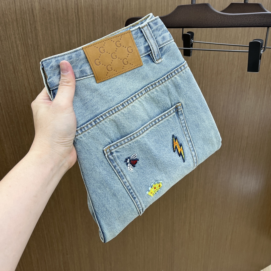 NO:138967,Guc high-end customization, the latest wide-leg straight-leg jeans in early spring 2025, are sold simultaneously at the counter, imported fixed-color fabric, original custom reproduction, customer-supplied hardware and auxiliary materials, original quality, heavy industry washing, fine workmanship and excellent upper body!  The preferred single item fxz must be kept by yourself Recommended index Number of codes 30-38 None 35.37, gucci, jeans, alexander wang19860909Guc 高端定制、2025早春最新款阔腿直筒牛仔裤 柜台同步发售 进口固色面料 原版定制复刻 客供五金辅料 原单品质 重工洗水 做工走线精细 上身绝佳！优选单品 fxz必须自留 推荐指数 码数30-38无35.37,,gucci,jeans,alexander wang,Men's clothing