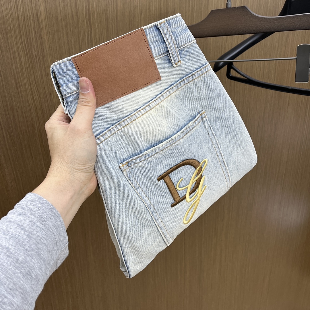 NO:138970,DG high-end customization, the latest wide-leg straight-leg jeans in early spring 2025, are available at the counter simultaneously, imported fixed-color fabrics, original custom reproduction, customer-supplied hardware and auxiliary materials, original quality, heavy industry washing, fine workmanship and excellent upper body!  The preferred single item fxz must be kept by yourself Recommended index Number 30-38 None 35.37, Dolce & Gabbana, jeans, alexander wang19860909DG 高端定制、2025早春最新款阔腿直筒牛仔裤 柜台同步发售 进口固色面料 原版定制复刻 客供五金辅料 原单品质 重工洗水 做工走线精细 上身绝佳！优选单品 fxz必须自留 推荐指数 码数30-38无35.37,,Dolce&Gabbana,jeans,alexander wang,Men's clothing