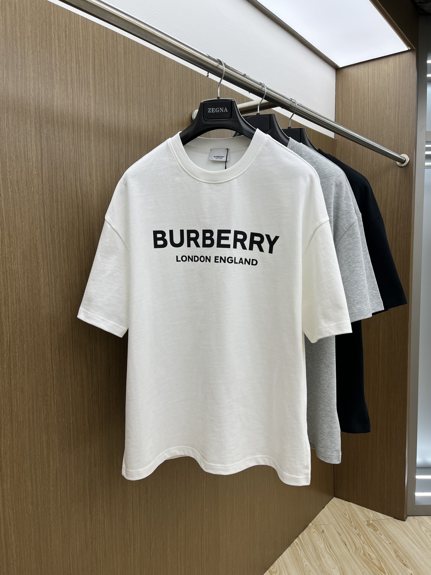 NO:138986,BBR ss summer clothing new products, on sale in counter, the latest series of pattern logo short-sleeved T-shirts, the rhythm of each person having to hand in one piece!  Imported top-extreme combed cotton fabric is extremely skin-friendly and comfortable. It is very delicate to touch, has a good texture, and perfectly reflects the three-dimensional feeling. It is in line with the brand's consistent design style. It is a very good overall style. It is completely fine to wear it in one piece. Size S-XL OS version. It is recommended to place an order. The same style as men and women. A33. Two colors are recommended. Black, white, T-shirt,tees, t-shirt,alexander wang.19860909BBR ss夏装新品 专柜在售 最新系列图案logo短袖T恤 必须人手一件的节奏！ 进口顶极精梳棉面料,极为亲肤舒适 摸上去非常的细腻,质感很好,完美体现立体感 符合品牌一贯设计风格,整体非常不错的一款,内搭单穿都完全没问题 尺码S-XL OS版 下单建议报身高体重 男女同款a33 两色推荐 黑色 白色,,T-shirt,tees，t-shirt,alexander wang,Men's clothing