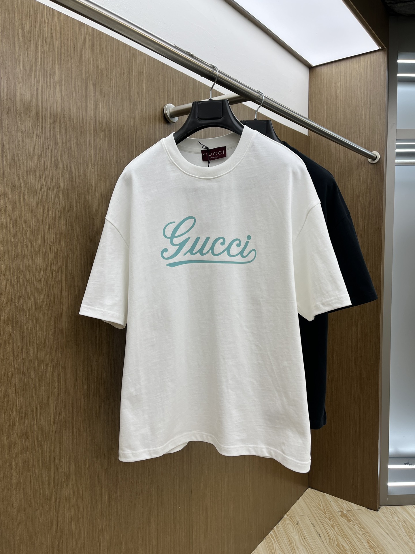 NO:138987,Guc ss summer clothing new products, on sale in counter, the latest series of pattern logo short-sleeved T-shirts, a rhythm that everyone must have!  Imported top combed cotton fabric is extremely skin-friendly and comfortable. It is very delicate to touch, has a good texture, and perfectly reflects the three-dimensional feeling. It is in line with the brand's consistent design style. It is a very good overall style. It is completely fine to wear it alone. Size S-XL OS version. It is recommended to place an order. The same style as men and women. A33. Two colors are recommended. Black, white, gucci, T-shirt,tees, t-shirt,alexander wang.19860909Guc ss夏装新品 专柜在售 最新系列图案logo短袖T恤 必须人手一件的节奏！ 进口顶极精梳棉面料,极为亲肤舒适 摸上去非常的细腻,质感很好,完美体现立体感 符合品牌一贯设计风格,整体非常不错的一款,内搭单穿都完全没问题 尺码S-XL OS版 下单建议报身高体重 男女同款a33 两色推荐 黑色 白色,,gucci,T-shirt,tees，t-shirt,alexander wang,Men's clothing