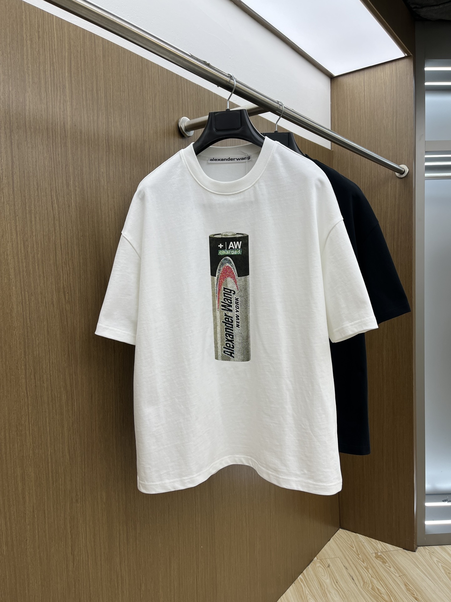 NO:138988,AW ss summer clothing new products, on sale in counters, the latest series of pattern logo short-sleeved T-shirts, a rhythm that everyone must have!  Imported top-extreme combed cotton fabric is extremely skin-friendly and comfortable. It is very delicate to touch, has a good texture, and perfectly reflects the three-dimensional feeling. It is in line with the brand's consistent design style. It is a very good overall style. It is completely fine to wear it in one piece. Size S-XL OS version. It is recommended to place an order. The same style as men and women. A33. Two colors are recommended. Black, white, T-shirt,tees, t-shirt,alexander wang.19860909AW ss夏装新品 专柜在售 最新系列图案logo短袖T恤 必须人手一件的节奏！ 进口顶极精梳棉面料,极为亲肤舒适 摸上去非常的细腻,质感很好,完美体现立体感 符合品牌一贯设计风格,整体非常不错的一款,内搭单穿都完全没问题 尺码S-XL OS版 下单建议报身高体重 男女同款a33 两色推荐 黑色 白色,,T-shirt,tees，t-shirt,alexander wang,Men's clothing