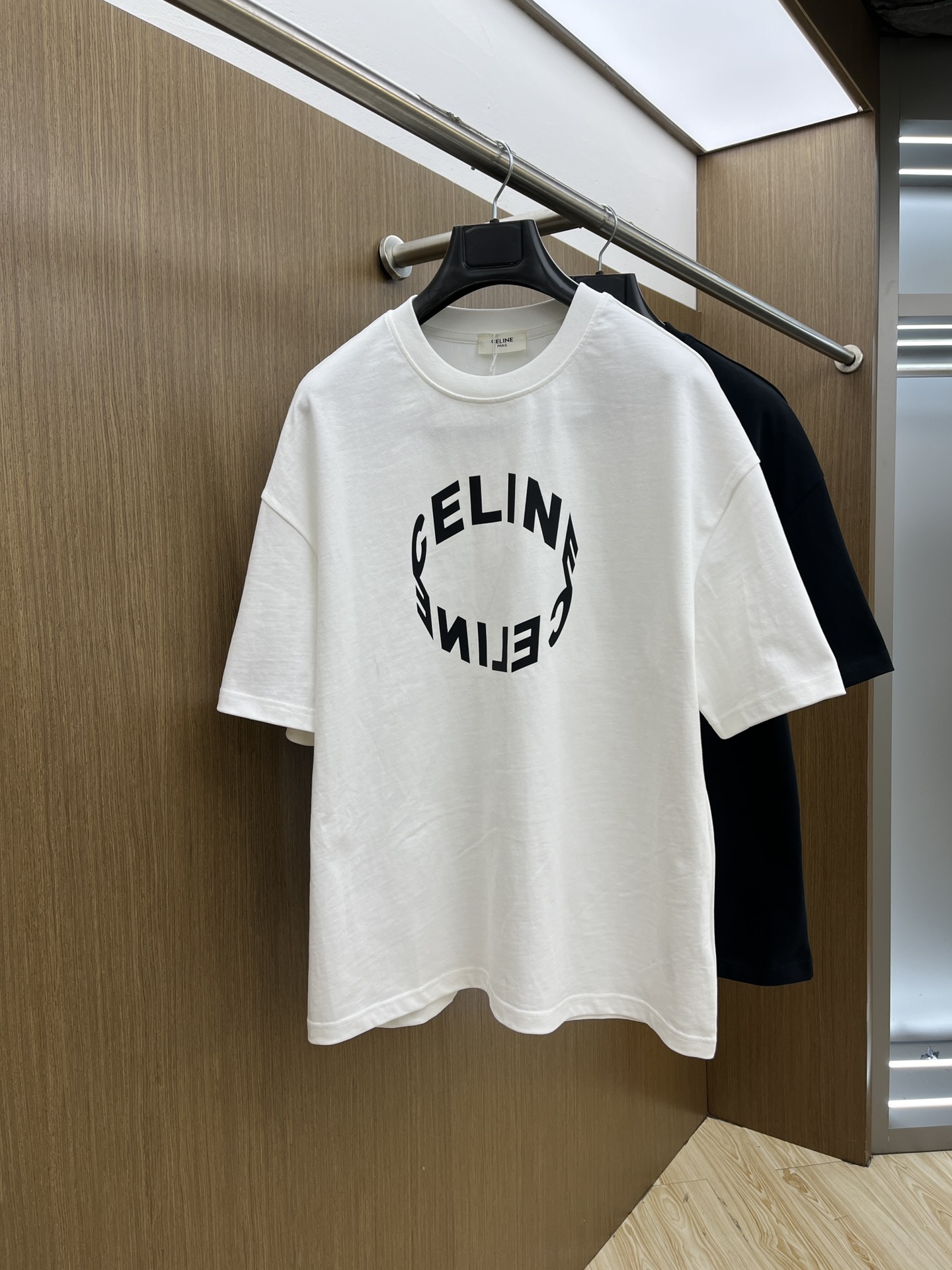 NO:138989,CE ss summer clothing new products, on sale in counter, the latest series of pattern logo short-sleeved T-shirts, the rhythm of each person having to hand in one piece!  Imported top-extreme combed cotton fabric is extremely skin-friendly and comfortable. It is very delicate to touch, has a good texture, and perfectly reflects the three-dimensional feeling. It is in line with the brand's consistent design style. It is a very good overall style. It is completely fine to wear it in one piece. Size S-XL OS version. It is recommended to place an order. The same style as men and women. A33. Two colors are recommended. Black, white, T-shirt,tees, t-shirt,alexander wang.19860909CE ss夏装新品 专柜在售 最新系列图案logo短袖T恤 必须人手一件的节奏！ 进口顶极精梳棉面料,极为亲肤舒适 摸上去非常的细腻,质感很好,完美体现立体感 符合品牌一贯设计风格,整体非常不错的一款,内搭单穿都完全没问题 尺码S-XL OS版 下单建议报身高体重 男女同款a33 两色推荐 黑色 白色,,T-shirt,tees，t-shirt,alexander wang,Men's clothing