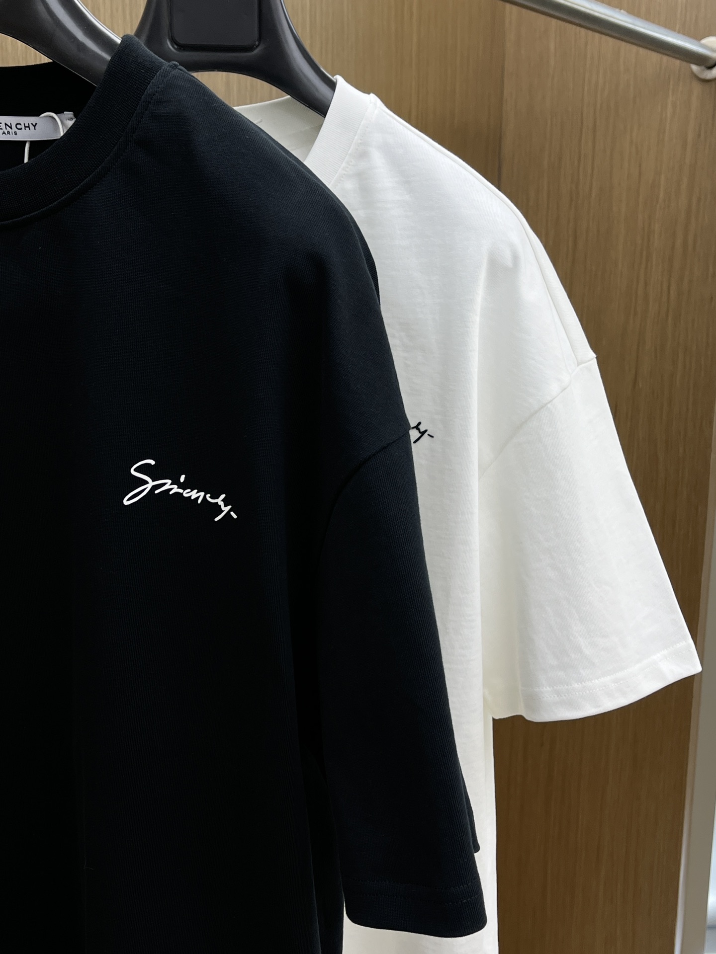  Gvc 🔥ss夏装新品 专柜在售 最新系列图案logo短袖T恤 必须人手一件的节奏！
进口顶极精梳棉面