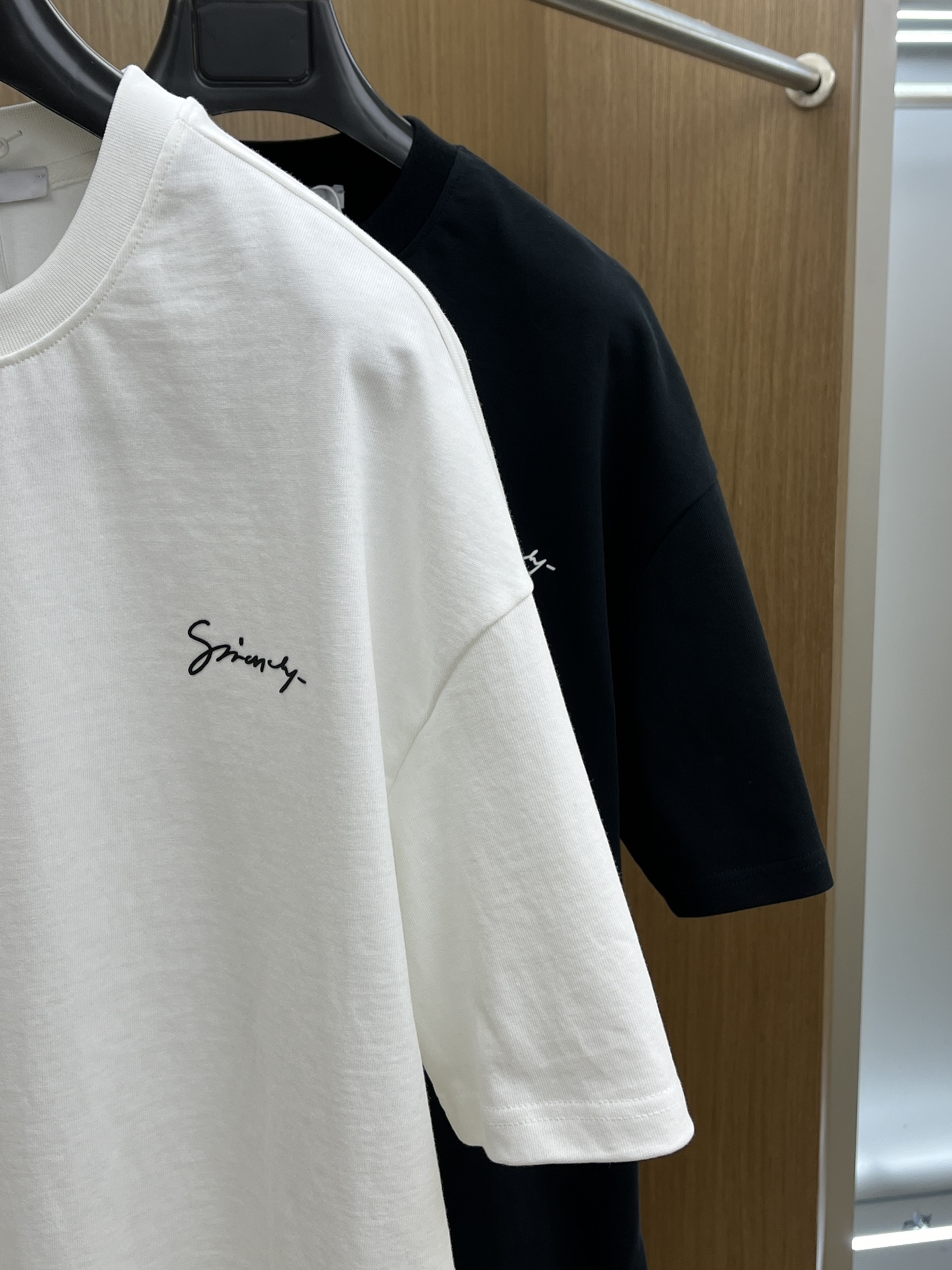  Gvc 🔥ss夏装新品 专柜在售 最新系列图案logo短袖T恤 必须人手一件的节奏！
进口顶极精梳棉面