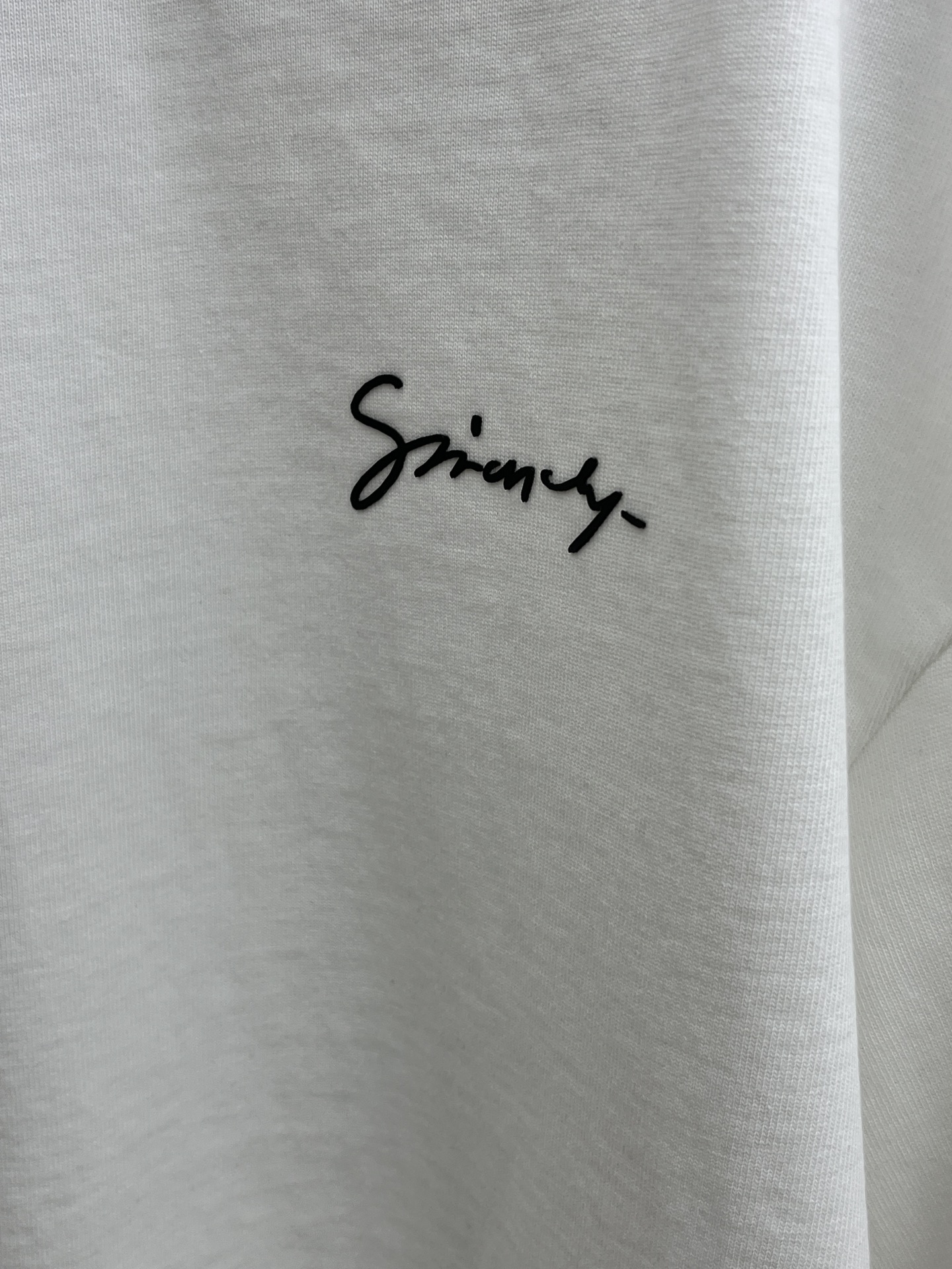 Gvc 🔥ss夏装新品 专柜在售 最新系列图案logo短袖T恤 必须人手一件的节奏！
进口顶极精梳棉面