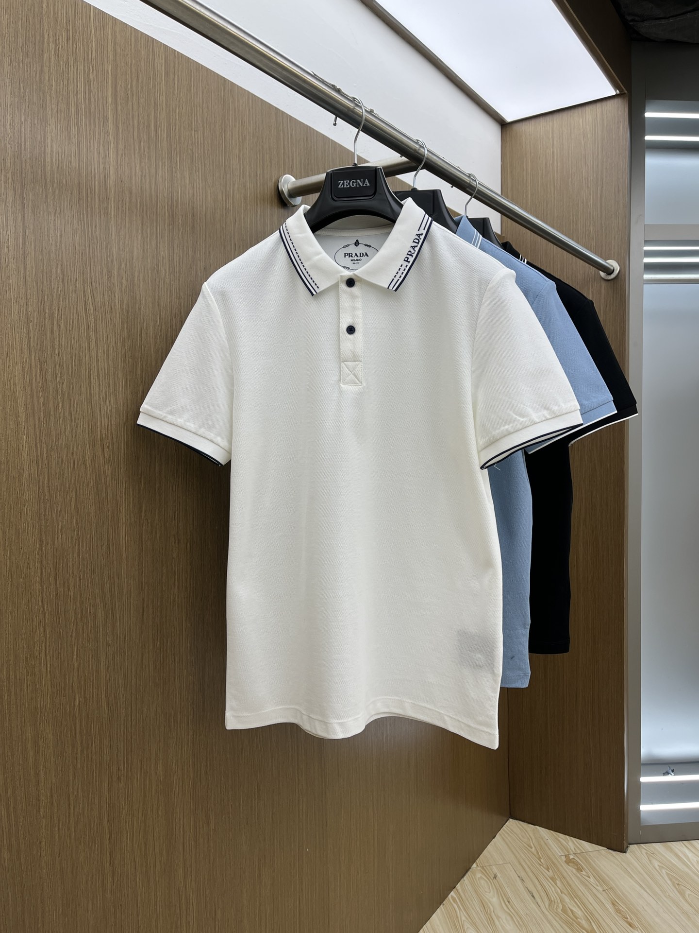 NO:437044,PD Ss early spring new style, business and casual commuting style, fine channels! The aesthetic British cutting art shows the charm of men. 25 Spring and Summer Exclusive logo Polo shirt Short-sleeved T-shirt Classic lapel cutting technology has never stopped. It is neither monotonous nor complex, and the craftsmanship highlights the British style! Customer-supplied hexagonal Zhu Di fabric is made of micro knitting technology, with a comfortable texture and skin-friendly feel, and the details and touch are even more wonderful. Different from inferior and severely dyed Polo shirts. The overall line is neat and symmetrical from the inside to the outside. The craftsmanship quilting structure is seamless. The iconic colored knitted neckline design is neat and detailed and not easy to change, and the exquisite craftsmanship is impeccable.  Originating from the classics of P home, the color of digital embroidery is symmetrical and unified. The fdh chest logo badge embroidery, the masterpiece of the original embroidery craft of instrument needle dots, full and three-dimensional. Number of codes M L XL 2XL 3XL,,T-shirt,tees,t-shirt,alexander wang19860909PD Ss早春新款 商务休闲通勤款,渠道精品!唯美主义的英式裁剪艺术尽显男士魅力风采. 25春夏 专属标识Polo衫短袖T恤 经典的翻领裁剪工艺从未停止.既不单调也不复杂,匠心之作彰显英伦格调! 客供六角朱棣面料,由微型针织工艺制作,手感质感舒适亲肤,细节感和触感柔更是美妙绝伦.区别劣质严重染色品Polo衫. 整体由内到外走线工整对称.工艺化绗缝结构做到了天衣无缝.标志性的彩条针织领口设计工整细致不易变型,精湛的工艺感无懈可击. 源于P家的经典.数械裹绣色泽匀称统一.fdh胸前标识徽章刺绣,器械针点原始刺绣工艺的杰作,饱满立体. 码数 M L XL 2XL 3XL,,T-shirt,tees，t-shirt,alexander wang,Men's clothing