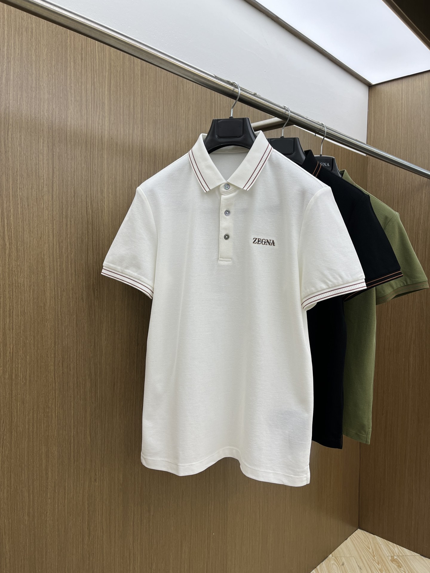 NO:437050,ZZ Ss early spring new style, business and casual commuting style, fine channels! The aesthetic British cutting art shows the charm of men. 25 Spring and Summer Exclusive logo Polo shirt Short-sleeved T-shirt Classic lapel cutting technology has never stopped. It is neither monotonous nor complex, and the craftsmanship highlights the British style! Customer-supplied hexagonal Zhu Di fabric is made of micro knitting technology, with a comfortable texture and skin-friendly feel, and the details and touch are even more wonderful. Different from inferior and severely dyed Polo shirts. The overall line is neat and symmetrical from the inside to the outside. The craftsmanship quilting structure is seamless. The iconic colored knitted neckline design is neat and detailed and not easy to change, and the exquisite craftsmanship is impeccable.  Originated from the classics of P home. The color of digital embroidery is symmetrical and unified. The fdh chest logo badge embroidery, the masterpiece of the original embroidery craft of instrument needle dots, full and three-dimensional. Number of codes M L XL 2XL 3XL,,T-shirt,tees,t-shirt,alexander wang19860909ZZ Ss早春新款 商务休闲通勤款,渠道精品!唯美主义的英式裁剪艺术尽显男士魅力风采. 25春夏 专属标识Polo衫短袖T恤 经典的翻领裁剪工艺从未停止.既不单调也不复杂,匠心之作彰显英伦格调! 客供六角朱棣面料,由微型针织工艺制作,手感质感舒适亲肤,细节感和触感柔更是美妙绝伦.区别劣质严重染色品Polo衫. 整体由内到外走线工整对称.工艺化绗缝结构做到了天衣无缝.标志性的彩条针织领口设计工整细致不易变型,精湛的工艺感无懈可击. 源于P家的经典.数械裹绣色泽匀称统一.fdh胸前标识徽章刺绣,器械针点原始刺绣工艺的杰作,饱满立体. 码数 M L XL 2XL 3XL,,T-shirt,tees，t-shirt,alexander wang,Men's clothing